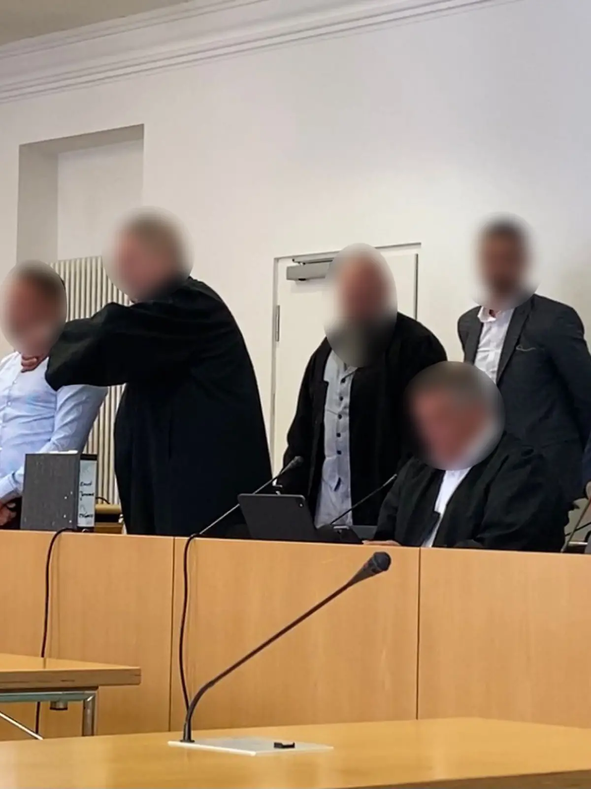 Das Männertrio mit ihren Verteidigern vor Gericht. Alle Personen wurden unkenntlich gemacht.