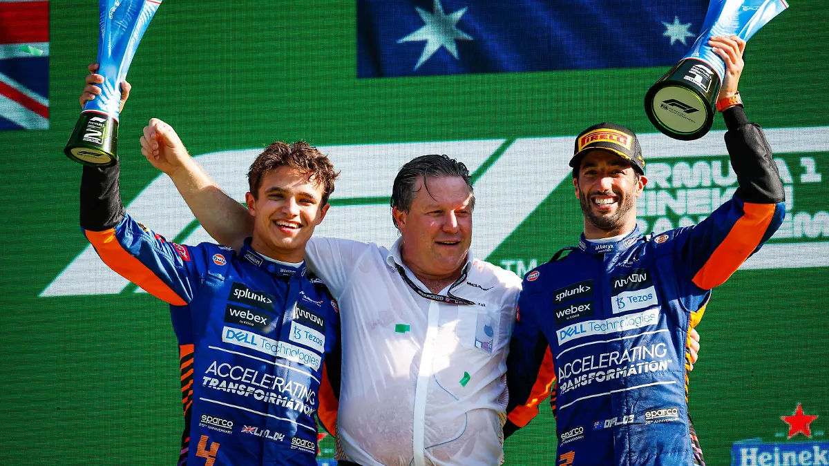 NORRIS Lando gbr, McLaren MCL35M, BROWN Zak usa, Chief People & IT Officer of McLaren Racing, RICCIARDO Daniel aus, McLaren MCL35M, podium during the Formula 1 Heineken Gran Premio D italia 2021, Italian Grand Prix, 14th round of the 2021 FIA Formula One World Championship, WM, Weltmeisterschaft from September 9 to 12, 2021 on the Autodromo Nazionale di Monza, in Monza, Italy FORMULE 1 : Grand prix d Italie - Monza - 12/09/2021 DPPI/Panoramic PUBLICATIONxNOTxINxFRAxITAxBEL 20210912_GOODEN__GO02553
