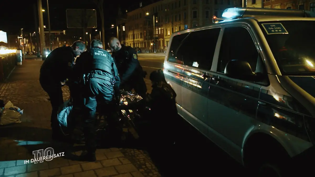 Rollstuhlfahrer greift nach Polizeiwaffe Gefährliche Situation