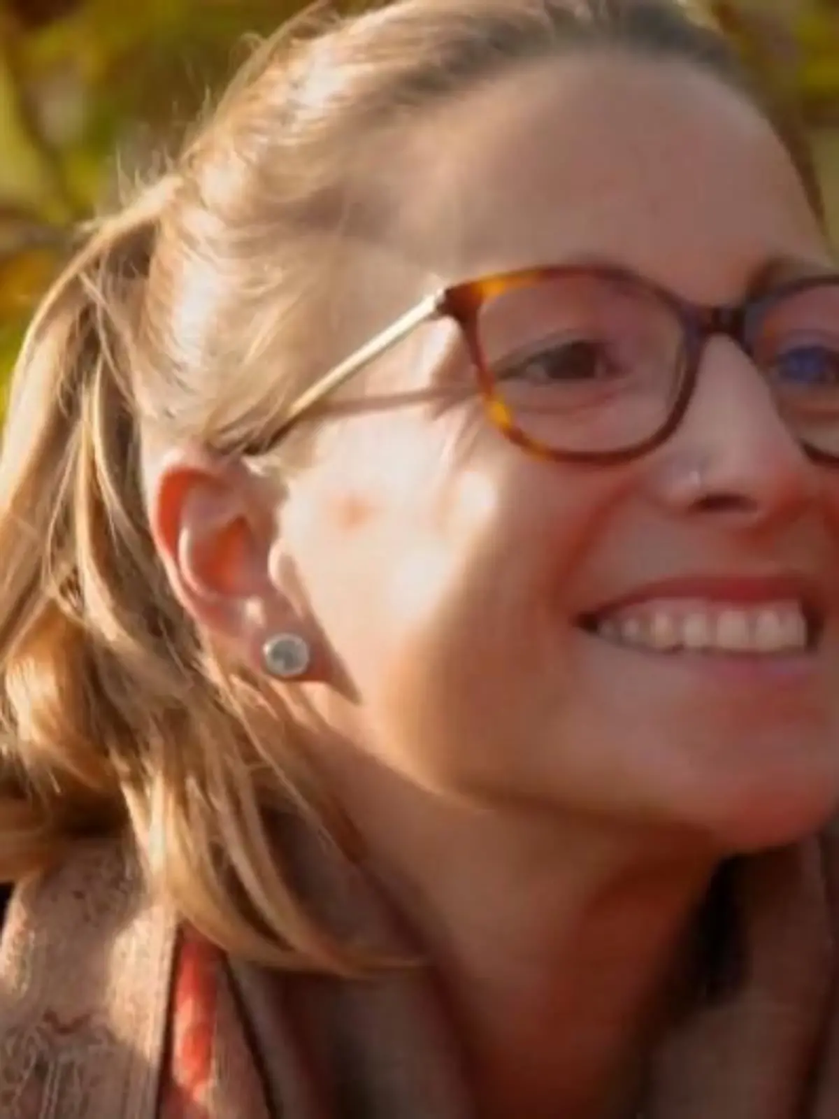 Hofdame Steffi bekommt von "Bauer sucht Frau International"-Kandidat Justin eine funkelnde Herzkette geschenkt - als Zeichen seiner Liebe