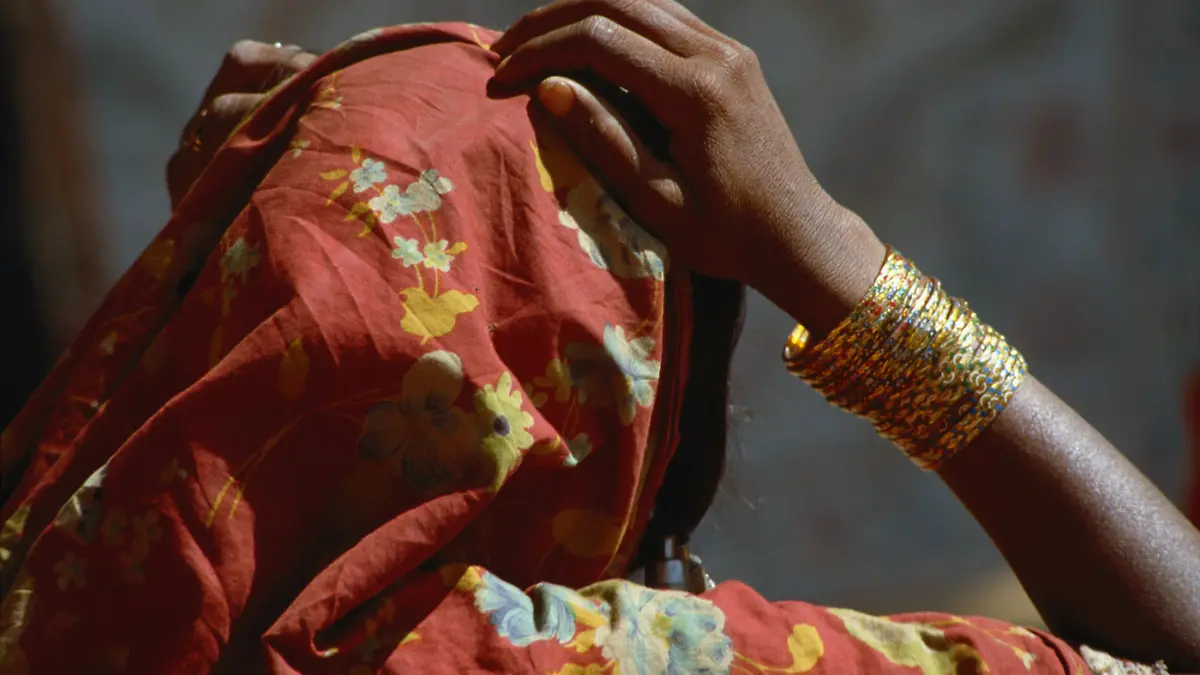 Menschen/AsienIndien Goa Inderin Frau Eingeborene mit Kopftuch Arm Armreif geschmückt Kopf von hinten Indian women with scarf Inderin mit Kopftuch