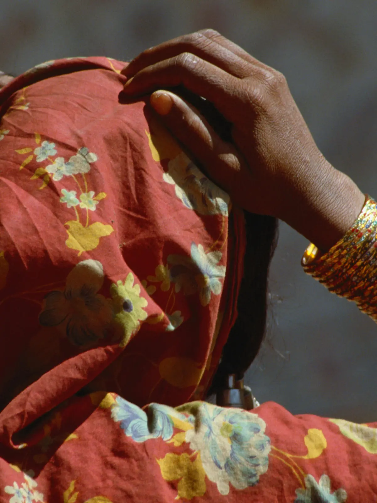Menschen/AsienIndien Goa Inderin Frau Eingeborene mit Kopftuch Arm Armreif geschmückt Kopf von hinten Indian women with scarf Inderin mit Kopftuch