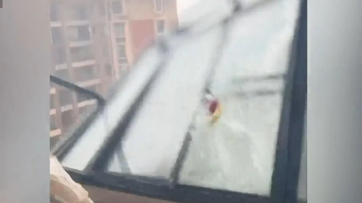 Supertaifun Yagi reißt Balkon in die Tiefe Sturm fordert mehrere Todesopfer