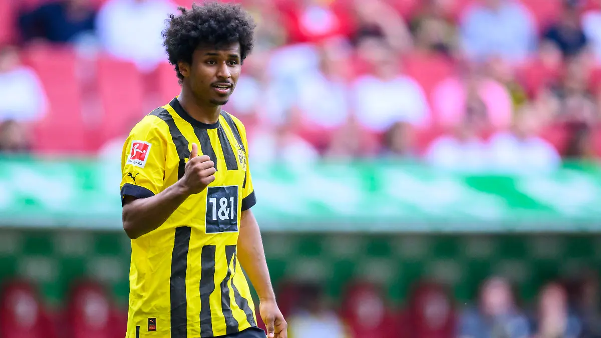 ARCHIV - 21.05.2023, Bayern, Augsburg: Fußball: Bundesliga, FC Augsburg - Borussia Dortmund, 33. Spieltag, WWK-Arena. Dortmunds Karim Adeyemi gestikuliert. Real Madrid soll Interesse am 21-Jährigen haben. (zu dpa: «Bericht: Real Madrid will Adeyemi vom BVB locken») Foto: Tom Weller/dpa +++ dpa-Bildfunk +++