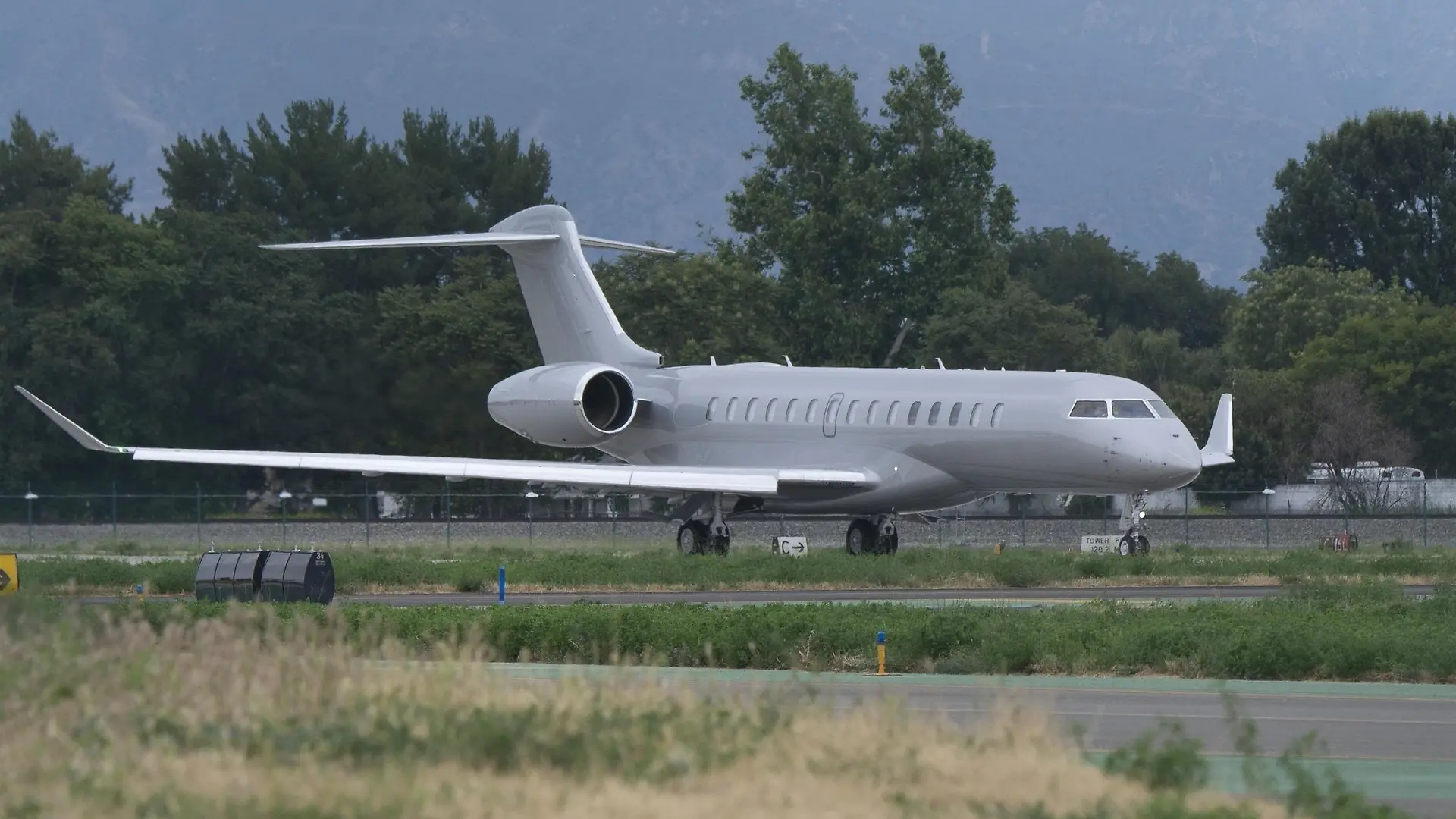 SONDERKONDITIONEN: MINDESTHONORAR: Van Nuys, CA - *EXCLUSIVE* - Kylie Jenner who is no stranger to living indulgently has spent an estimated $250k repainting her $75 million dollar Global 7500 private jet as seen in our exclusive pictures. In November 2022 it sported a white coat of pain with pink stripes and pink lettering but now it is completely a blue grey shade which is similar to the color that her sister Kim Kardashians loves and has painted her private jet and cars. A company who paints private jets said a complete paint job for a similar large private jet starts at $ 200k for a simple color but custom colors are a lot more and can easily exceed $250k dollars.
Pictured: Kylie Jenner
BACKGRID USA 14 JUNE 2023
BYLINE MUST READ: no byline@backgrid.com / BACKGRID
