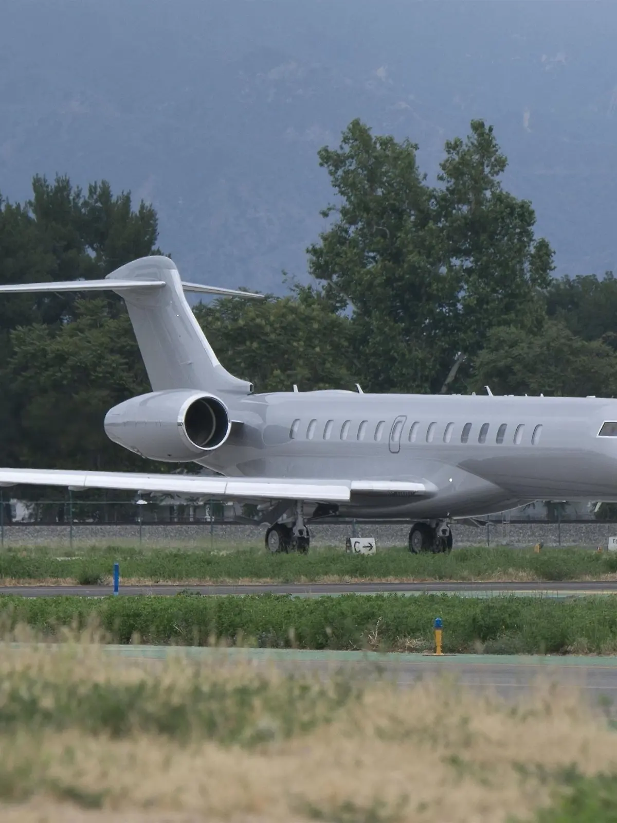 SONDERKONDITIONEN: MINDESTHONORAR: Van Nuys, CA - *EXCLUSIVE* - Kylie Jenner who is no stranger to living indulgently has spent an estimated $250k repainting her $75 million dollar Global 7500 private jet as seen in our exclusive pictures. In November 2022 it sported a white coat of pain with pink stripes and pink lettering but now it is completely a blue grey shade which is similar to the color that her sister Kim Kardashians loves and has painted her private jet and cars. A company who paints private jets said a complete paint job for a similar large private jet starts at $ 200k for a simple color but custom colors are a lot more and can easily exceed $250k dollars.
Pictured: Kylie Jenner
BACKGRID USA 14 JUNE 2023 
BYLINE MUST READ: no byline@backgrid.com / BACKGRID


