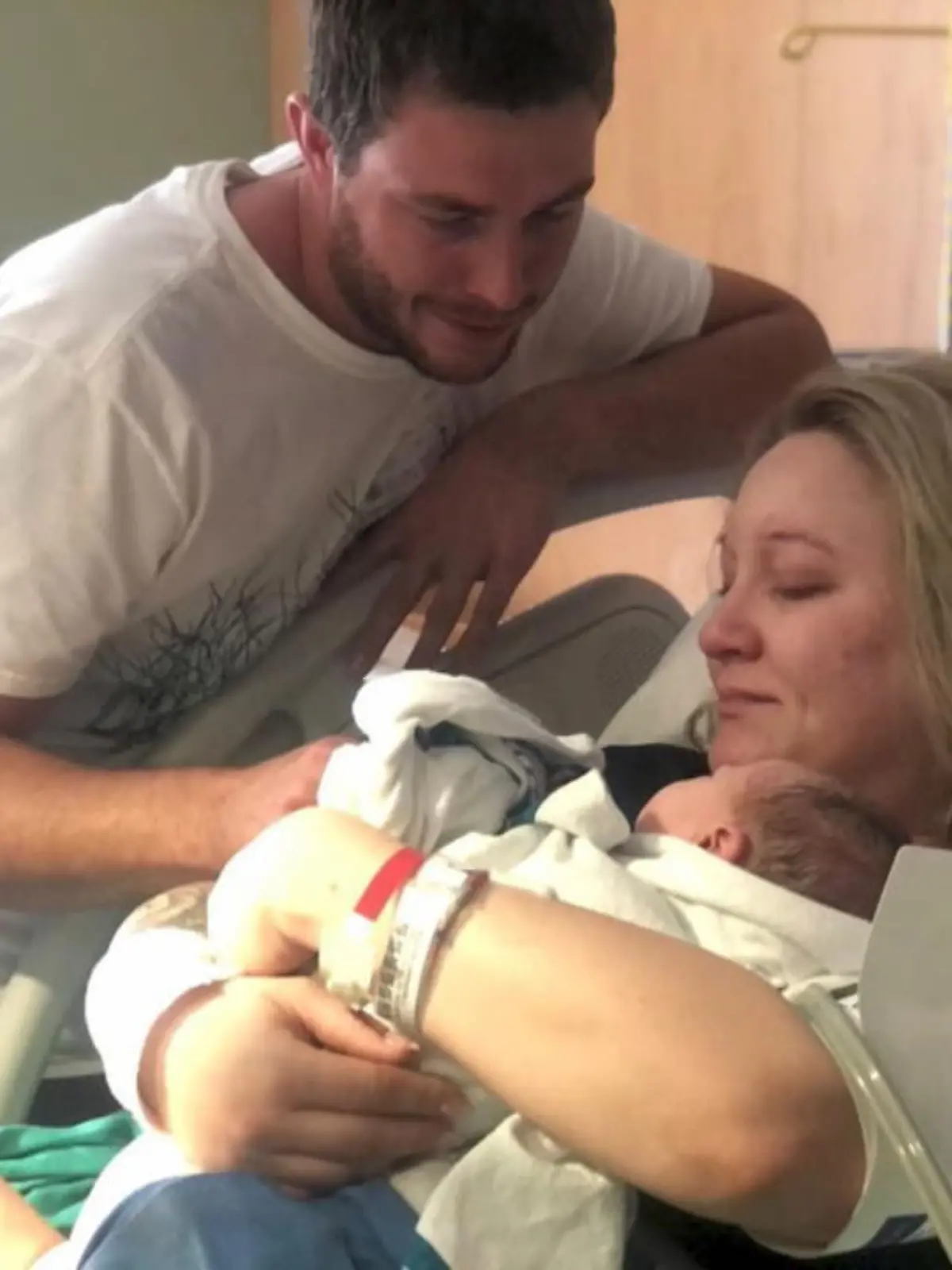 Diese Geburt ist ein echtes Wunder! Entgegen aller Erwartungen hat Stephanie Haxton aus Alaska ein gesundes Baby zur Welt gebracht. Ärzte hatten das für nahezu unmöglich gehalten. Die schönen Bilder zeigen wir im Video.