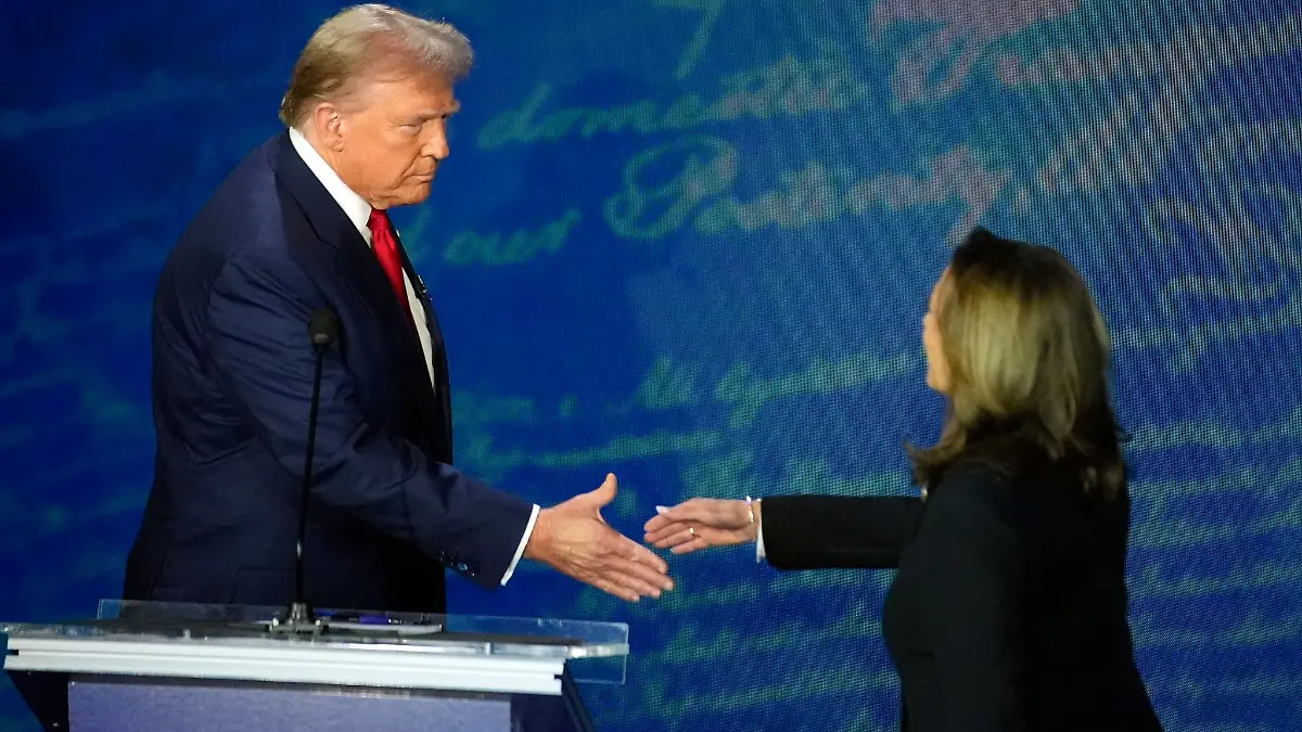 Handschlag zum Auftakt: Kamala Harris stellt sich Trump vor