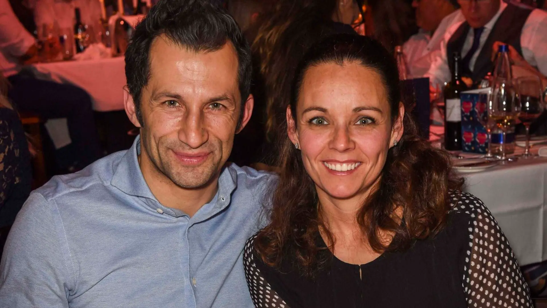 210208-SALIHAMIDZIC - Archiv - 24.04.2021 Hasan Brazzo Salihamidzic mit Ehefrau Esther Salihamidzic Offenem Hass im Netz der Fans gegen Hasan Salihamidzic den Sportvorstand des Deutschen Fussball Rekordmeisters FC Bayern Muenchen rund 70.000 Fans sprechen sich in einer Petition gegen Salihamidzic aus. Hinzu kommen unzaehlige Hass-Kommentare in den sozialen Netzwerken Anfeindungen in Richtung seines Sportvorstandes, der f?r manche Fans des Rekordmeisters zur Zielscheibe geworden ist. Pers?nliche Angriffe und Hetze Salihamid?i? im Dauerzwist mit Trainer Hansi Flick derweil als Hauptschuldigen und fordert dessen Abloesung