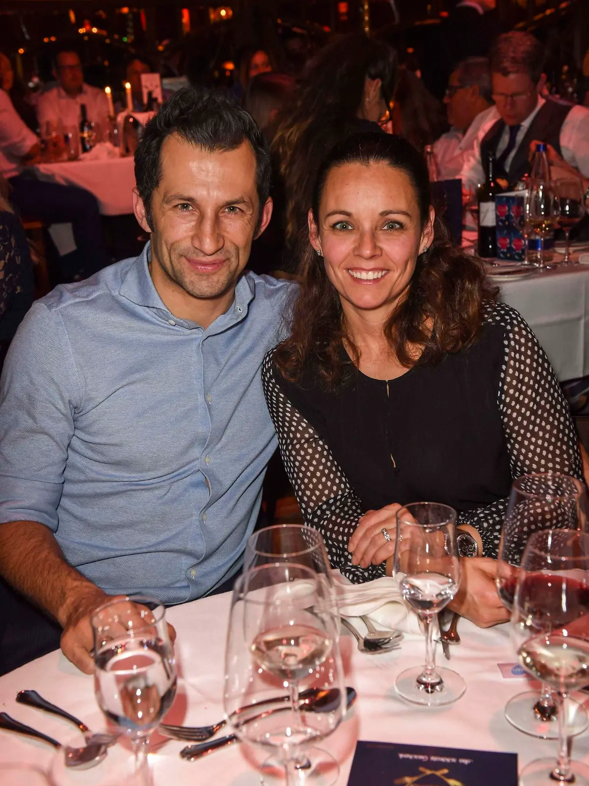 210208-SALIHAMIDZIC - Archiv - 24.04.2021 Hasan Brazzo Salihamidzic mit Ehefrau Esther Salihamidzic Offenem Hass im Netz der Fans gegen Hasan Salihamidzic den Sportvorstand des Deutschen Fussball Rekordmeisters FC Bayern Muenchen rund 70.000 Fans sprechen sich in einer Petition gegen Salihamidzic aus. Hinzu kommen unzaehlige Hass-Kommentare in den sozialen Netzwerken Anfeindungen in Richtung seines Sportvorstandes, der f?r manche Fans des Rekordmeisters zur Zielscheibe geworden ist. Pers?nliche Angriffe und Hetze Salihamid?i? im Dauerzwist mit Trainer Hansi Flick derweil als Hauptschuldigen und fordert dessen Abloesung