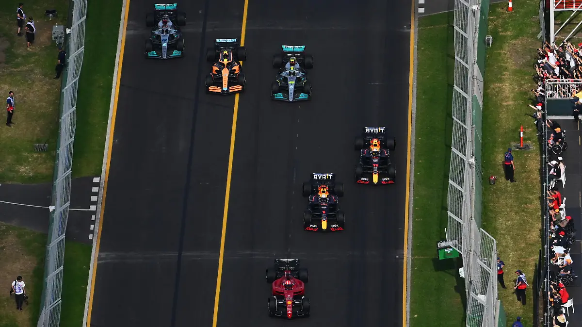 MELBOURNE, AUSTRALIA - APRIL 10: Charles Leclerc of Monaco driving (16) the Ferrari F1-75 leads Max Verstappen of the Netherlands driving the (1) Oracle Red Bull Racing RB18, Sergio Perez of Mexico driving the (11) Oracle Red Bull Racing RB18, Lewis Hamilton of Great Britain driving the (44) Mercedes AMG Petronas F1 Team W13, Lando Norris of Great Britain driving the (4) McLaren MCL36 Mercedes and George Russell of Great Britain driving the (63) Mercedes AMG Petronas F1 Team W13 at the start during the F1 Grand Prix of Australia at Melbourne Grand Prix Circuit on April 10, 2022 in Melbourne, Australia. (Photo by Clive Mason/Getty Images)