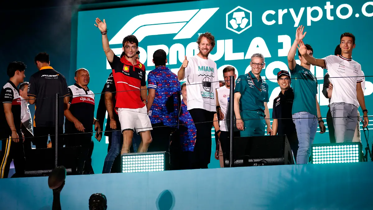 Formula 1 2022: Miami GP MIAMI INTERNATIONAL AUTODROME, UNITED STATES OF AMERICA - MAY 04: Sebastian Vettel, Aston Martin, gives a thumbs up to the crowd as Charles Leclerc, Ferrari, waves during the Miami GP at Miami International Autodrome on Wednesday May 04, 2022 in Miami, United States of America. Photo by Zak Mauger / LAT Images Images PUBLICATIONxINxGERxSUIxAUTxHUNxONLY GP2205_192421_56I9051