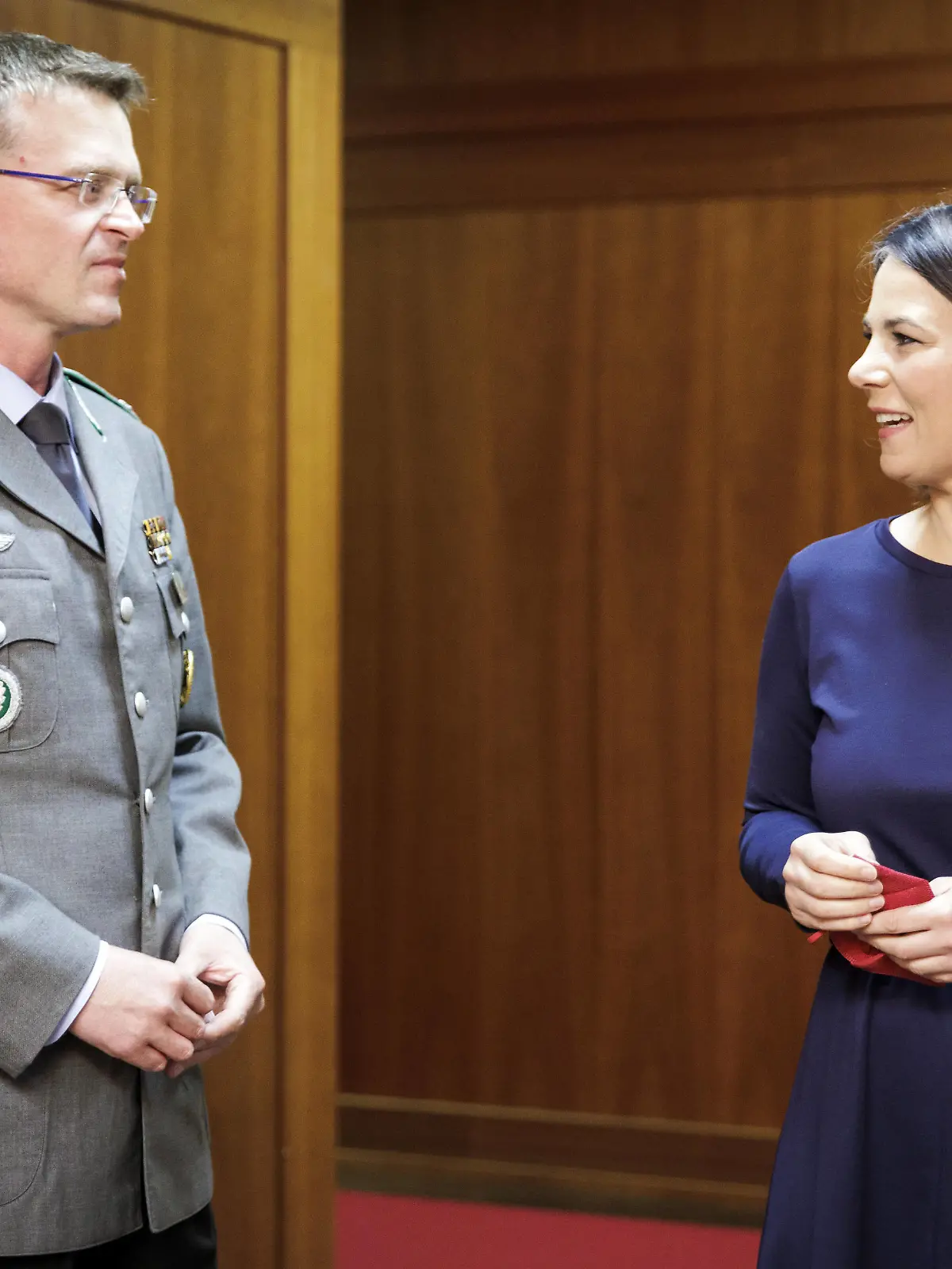  R-L: Annalena Baerbock, Bundesaussenministerin, trifft Oberst Andre Wuestner, Bundesvorsitzender des Deutschen BundeswehrVerbandes e.V., im Auswaertigen Amt in Berlin, 05.05.2022. Berlin Deutschland *** R L Annalena Baerbock, Federal Minister of Foreign Affairs, meets Colonel Andre Wuestner, Federal Chairman of the German Armed Forces Association e V , at the Foreign Office in Berlin, 05 05 2022 Berlin Germany Copyright: xJaninexSchmitz/photothek.dex