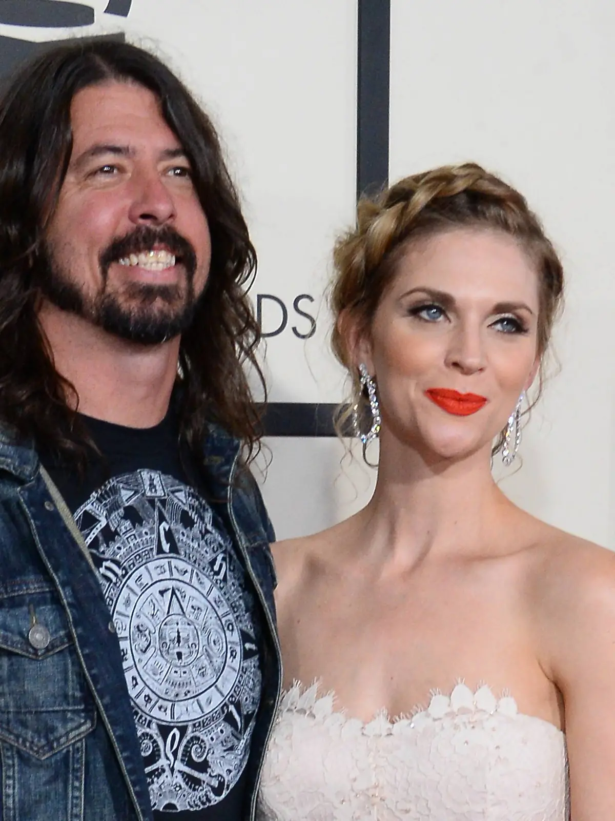  Dave Grohl und Ehefrau Jordyn Blum gemeinsam auf dem roten Teppich der Grammys 