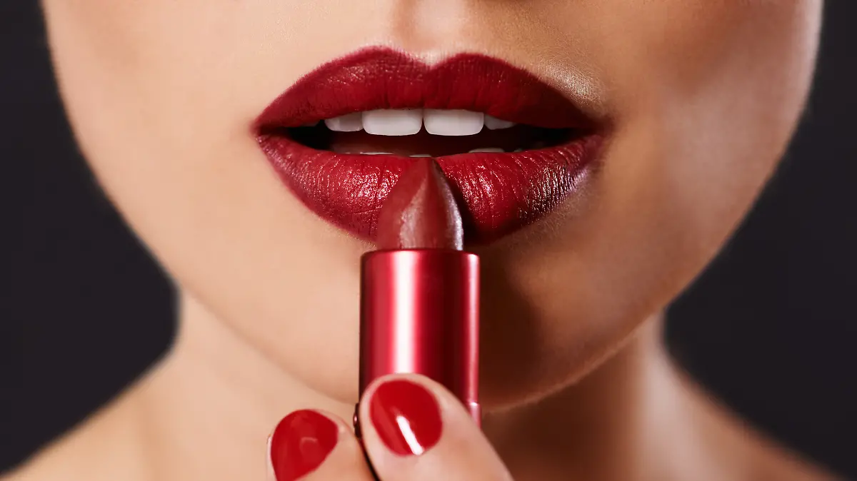 Frau mit roten Lippen und Lippenstift