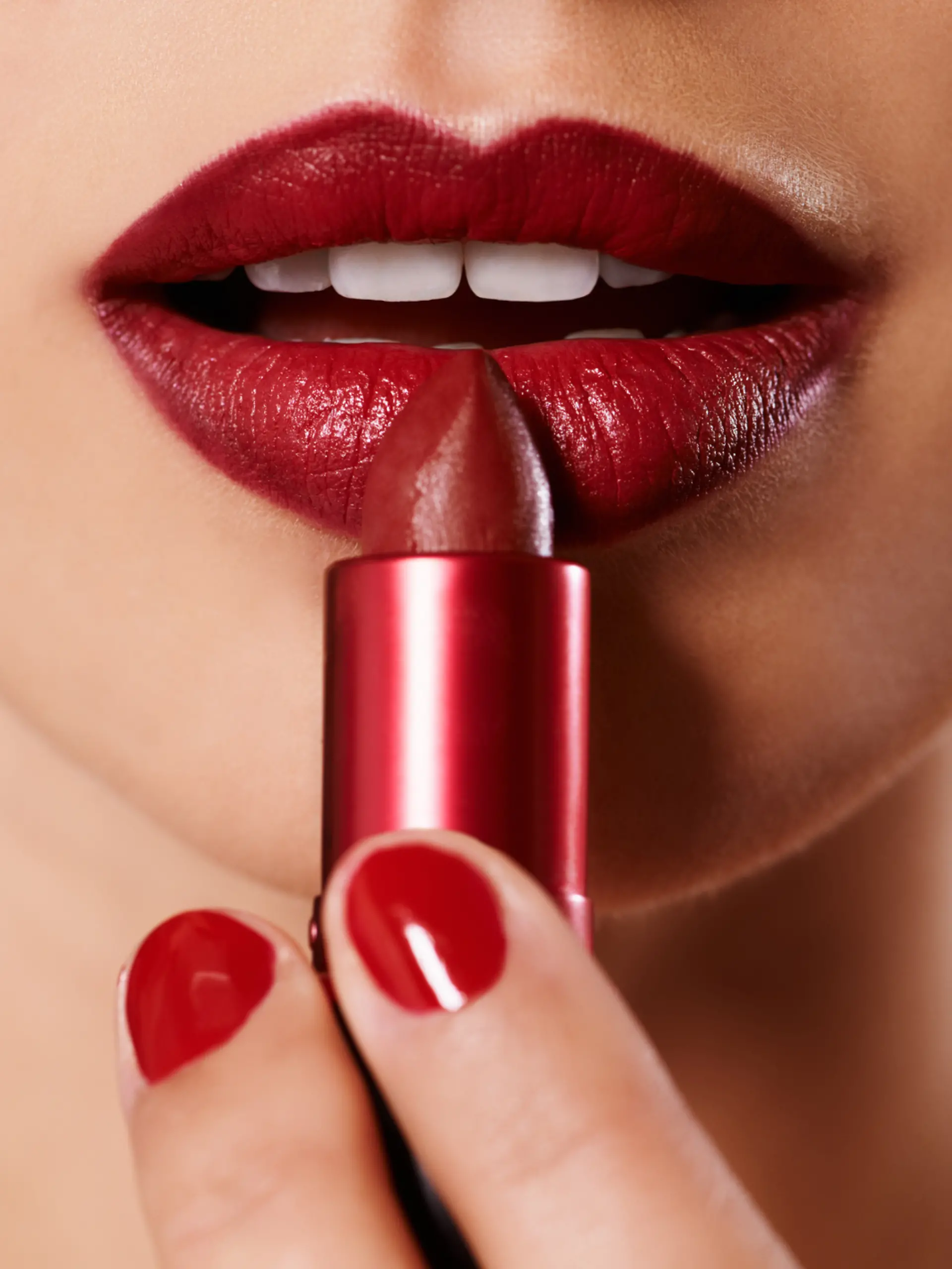 Frau mit roten Lippen und Lippenstift