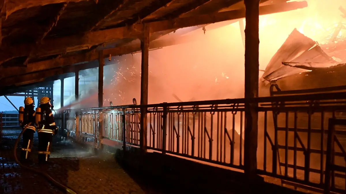 Das Feuer breitet sich schnell in dem Stall aus.