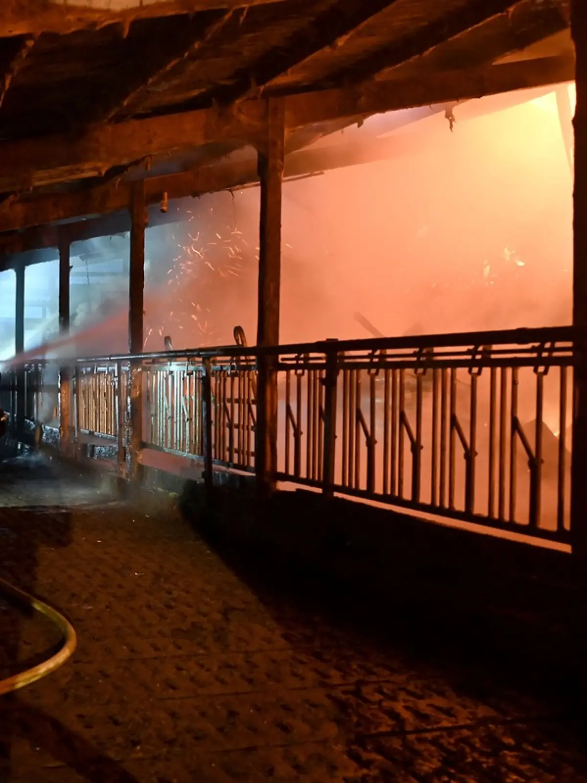 Das Feuer breitet sich schnell in dem Stall aus.