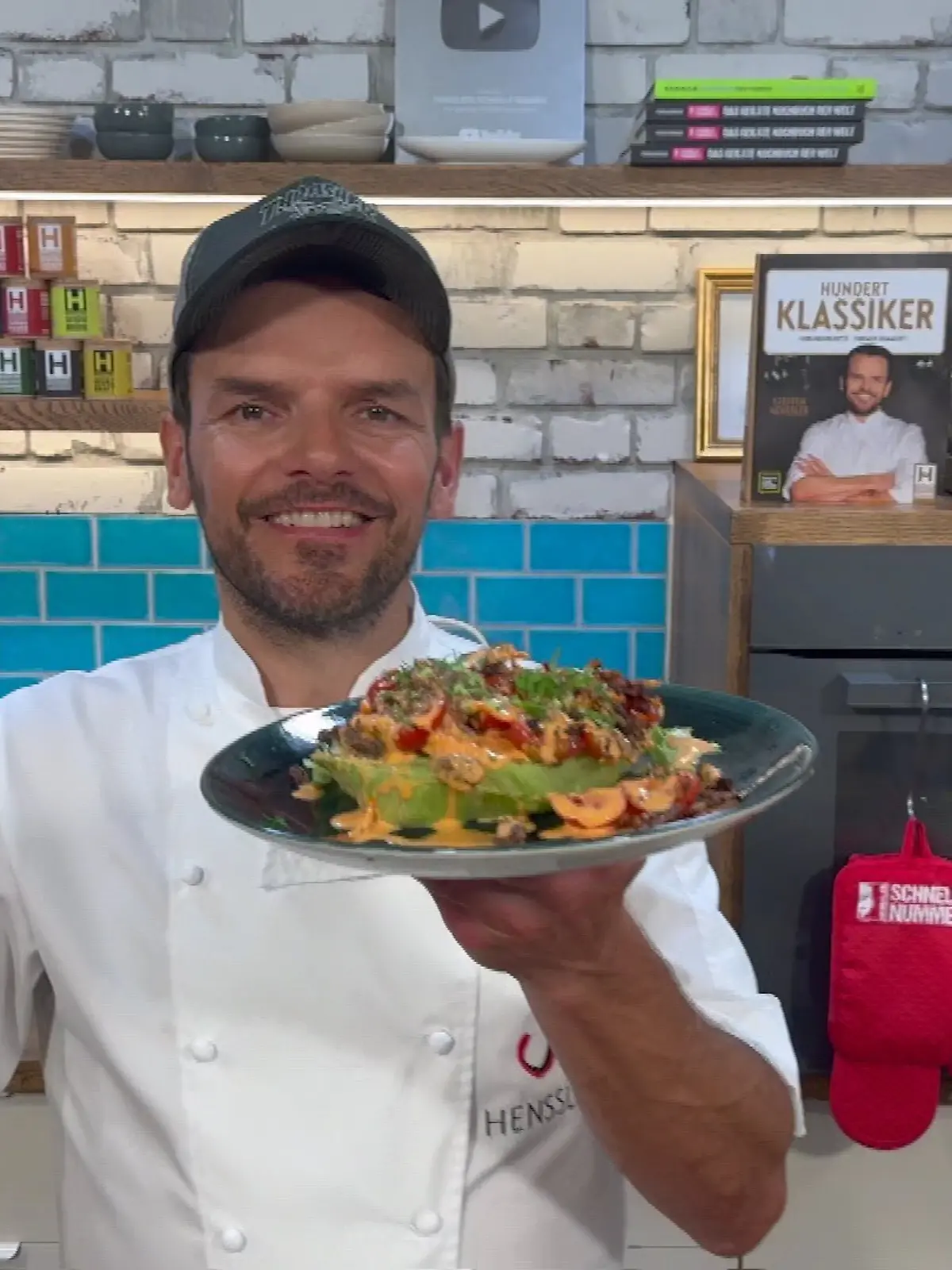 Steffen Henssler mit seiner Bolognese-auf-Salat-Kreation