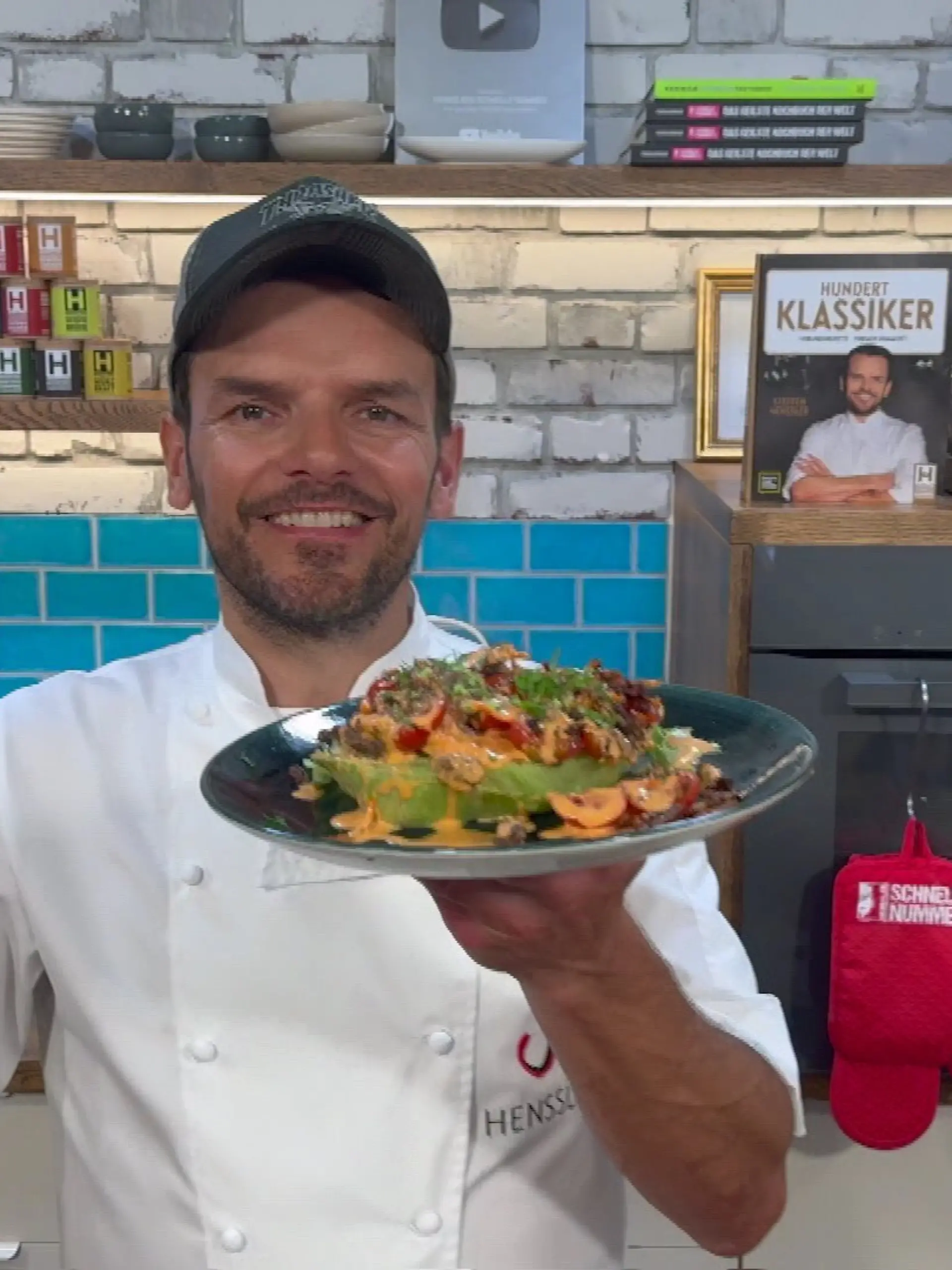Steffen Henssler mit seiner Bolognese-auf-Salat-Kreation