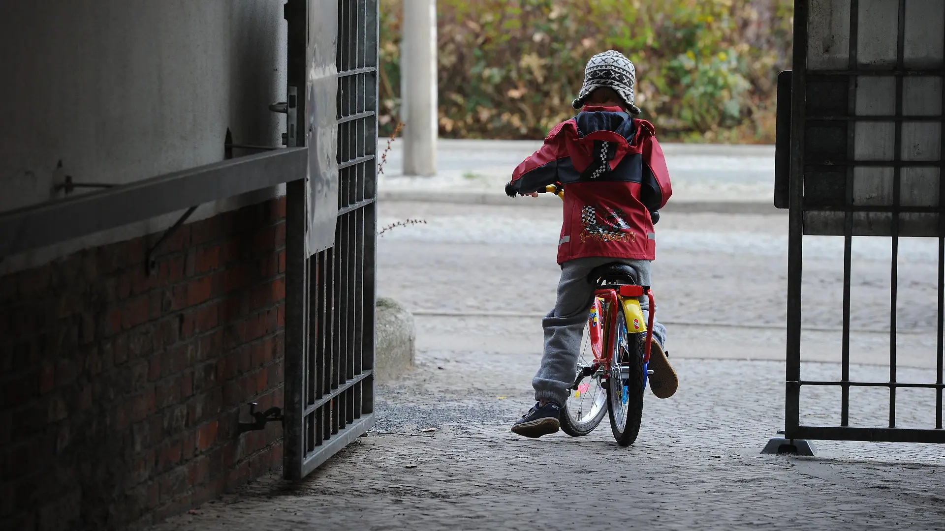 ARCHIV - Illustration - Ein fünfjähriger Junge fährt ohne Helm auf dem Kopf auf seinem Fahrrad, aufgenommen am 10.04.2012 in Berlin. Foto: Jens Kalaene/dpa (zu dpa "Statistiker: Jedes vierte Kind in Deutschland ist ein Einzelkind" vom 18.09.2015) +++(c) dpa - Bildfunk+++