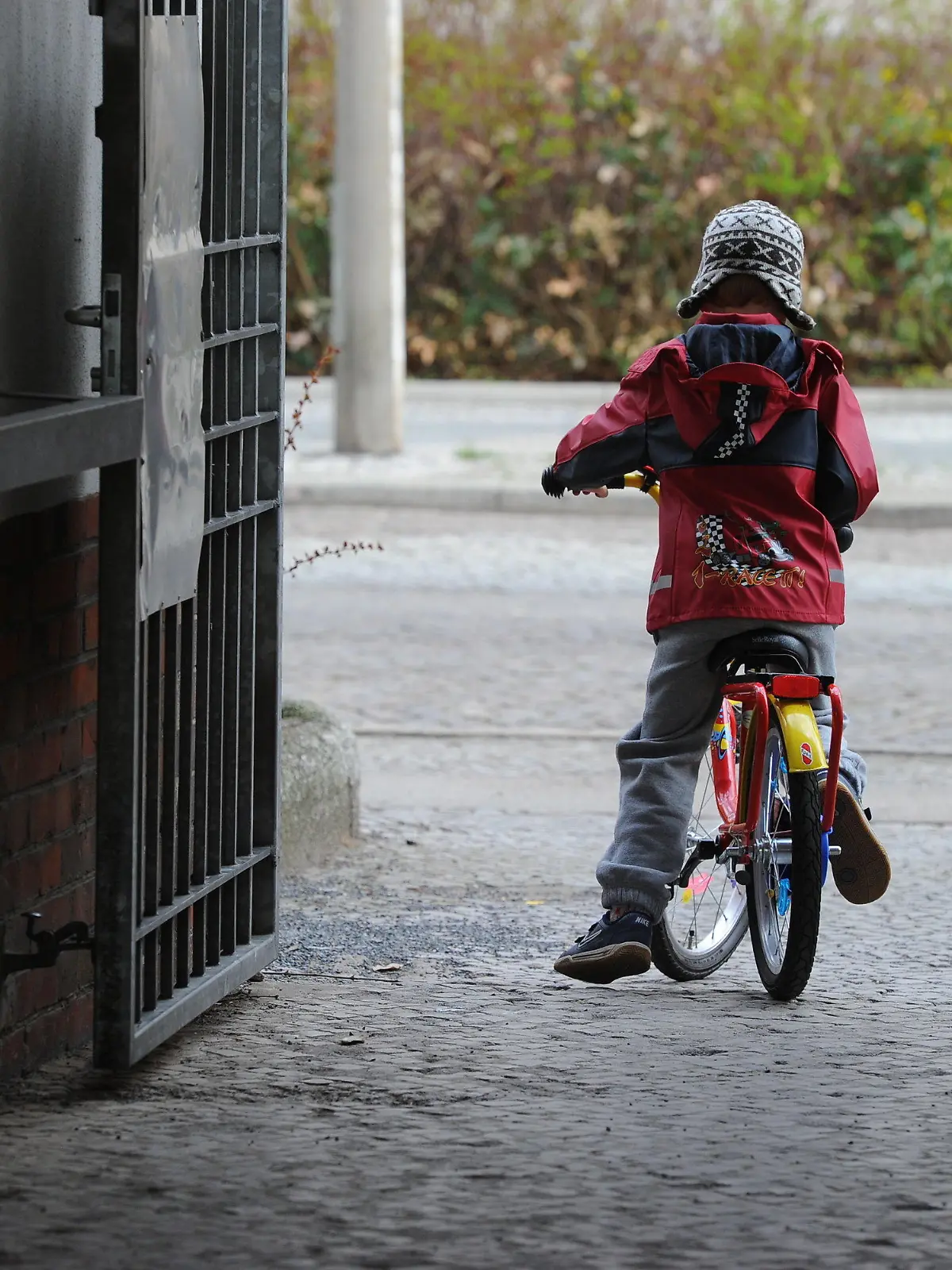 ARCHIV - Illustration - Ein fünfjähriger Junge fährt ohne Helm auf dem Kopf auf seinem Fahrrad, aufgenommen am 10.04.2012 in Berlin. Foto: Jens Kalaene/dpa (zu dpa "Statistiker: Jedes vierte Kind in Deutschland ist ein Einzelkind" vom 18.09.2015) +++(c) dpa - Bildfunk+++