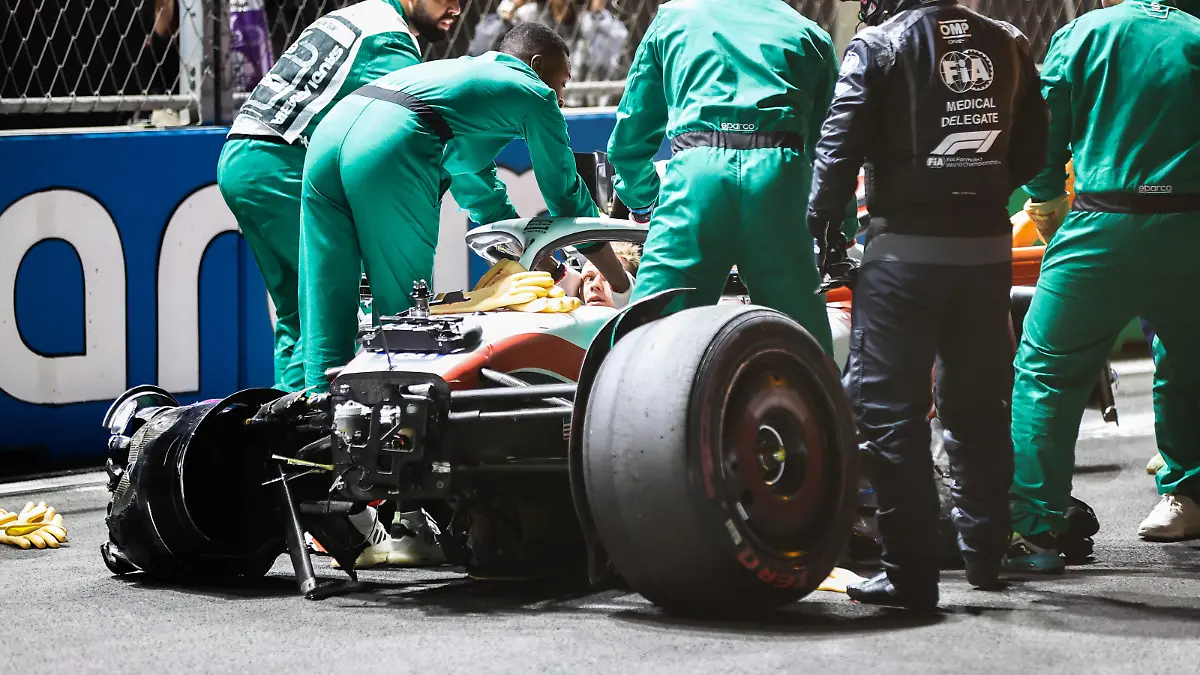Formula 1 2022: Saudi Arabian GP JEDDAH STREET CIRCUIT, SAUDI ARABIA - MARCH 26: Marshals and medics assist Mick Schumacher, Haas VF-22, after his crash in Q2 during the Saudi Arabian GP at Jeddah Street Circuit on Saturday March 26, 2022 in Jeddah, Saudi Arabia. Photo by Andy Hone / LAT Images Images PUBLICATIONxINxGERxSUIxAUTxHUNxONLY GP2202_174632_ONY6737