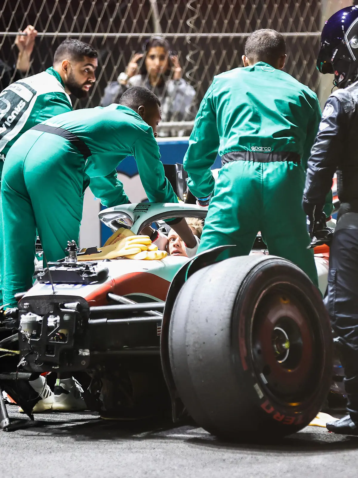 Formula 1 2022: Saudi Arabian GP JEDDAH STREET CIRCUIT, SAUDI ARABIA - MARCH 26: Marshals and medics assist Mick Schumacher, Haas VF-22, after his crash in Q2 during the Saudi Arabian GP at Jeddah Street Circuit on Saturday March 26, 2022 in Jeddah, Saudi Arabia. Photo by Andy Hone / LAT Images Images PUBLICATIONxINxGERxSUIxAUTxHUNxONLY GP2202_174632_ONY6737 