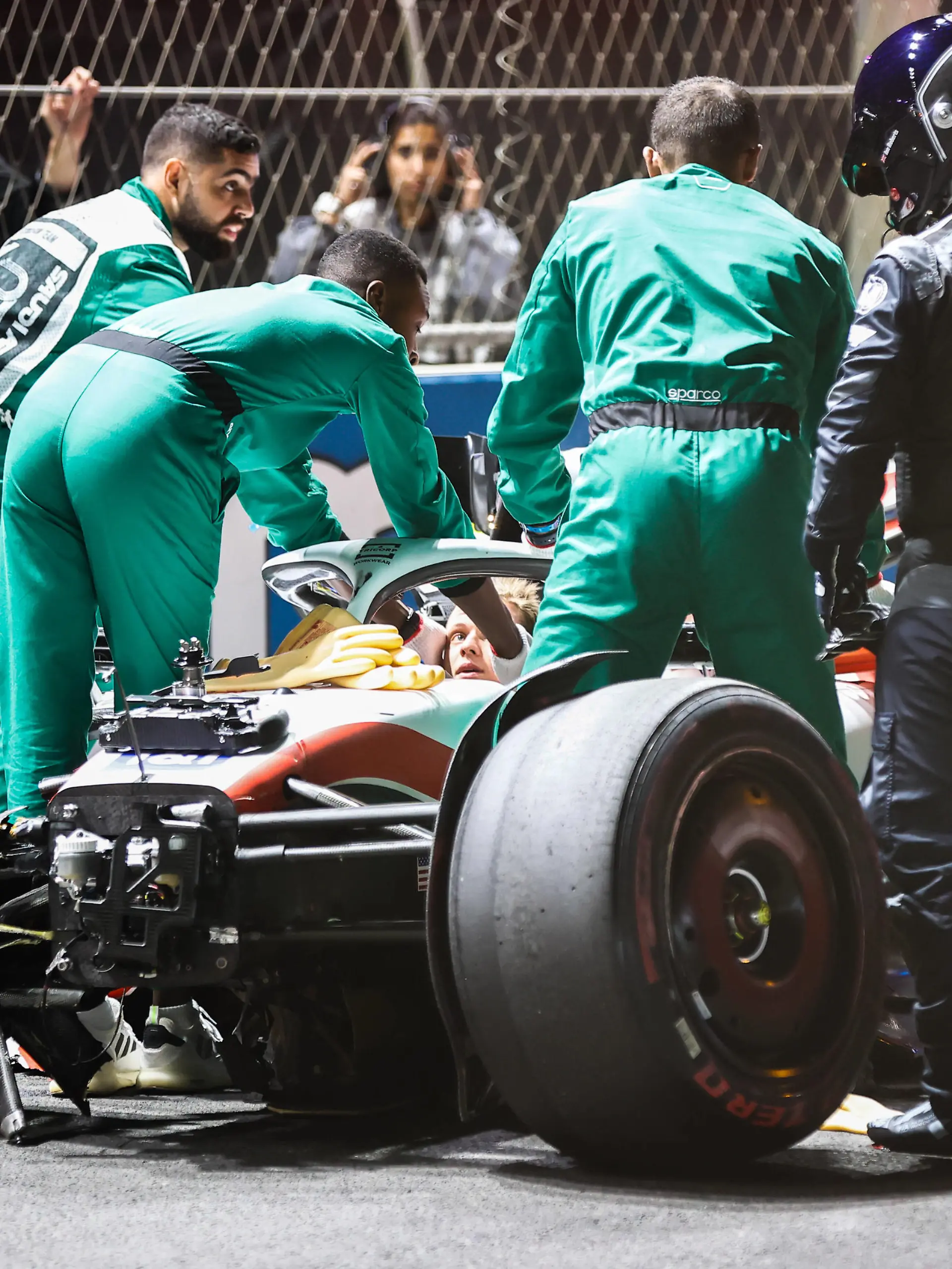 Formula 1 2022: Saudi Arabian GP JEDDAH STREET CIRCUIT, SAUDI ARABIA - MARCH 26: Marshals and medics assist Mick Schumacher, Haas VF-22, after his crash in Q2 during the Saudi Arabian GP at Jeddah Street Circuit on Saturday March 26, 2022 in Jeddah, Saudi Arabia. Photo by Andy Hone / LAT Images Images PUBLICATIONxINxGERxSUIxAUTxHUNxONLY GP2202_174632_ONY6737 