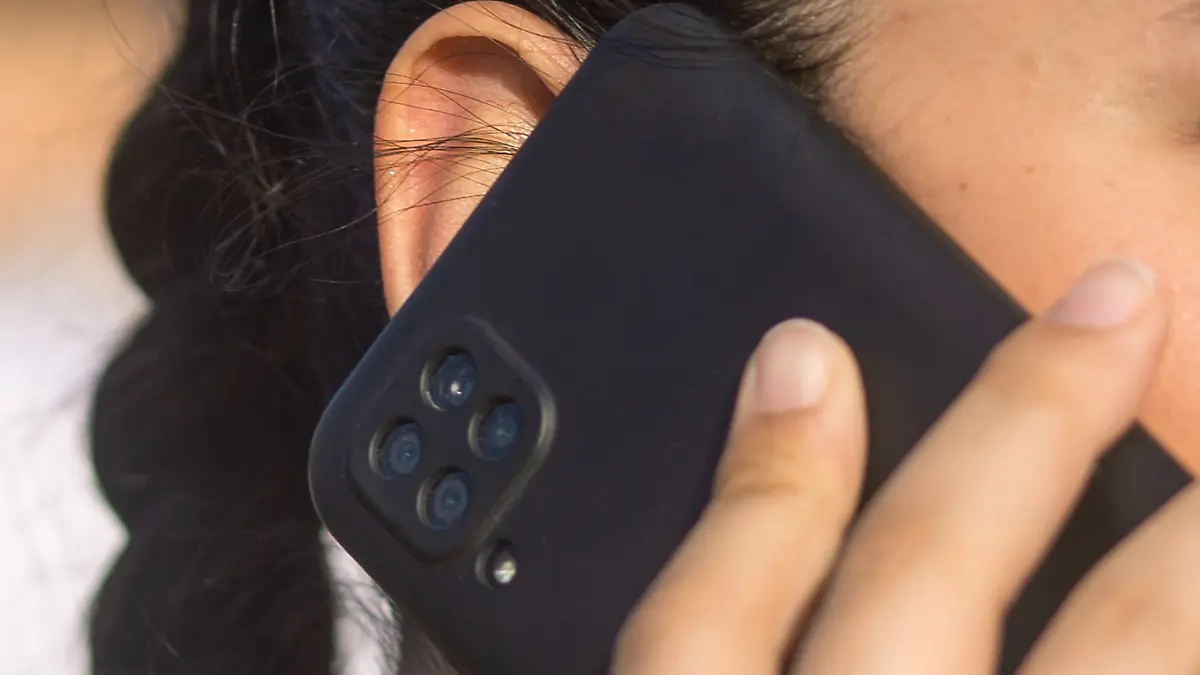 Eine Frau telefoniert mit ihrem Smartphone. (Symbolbild)