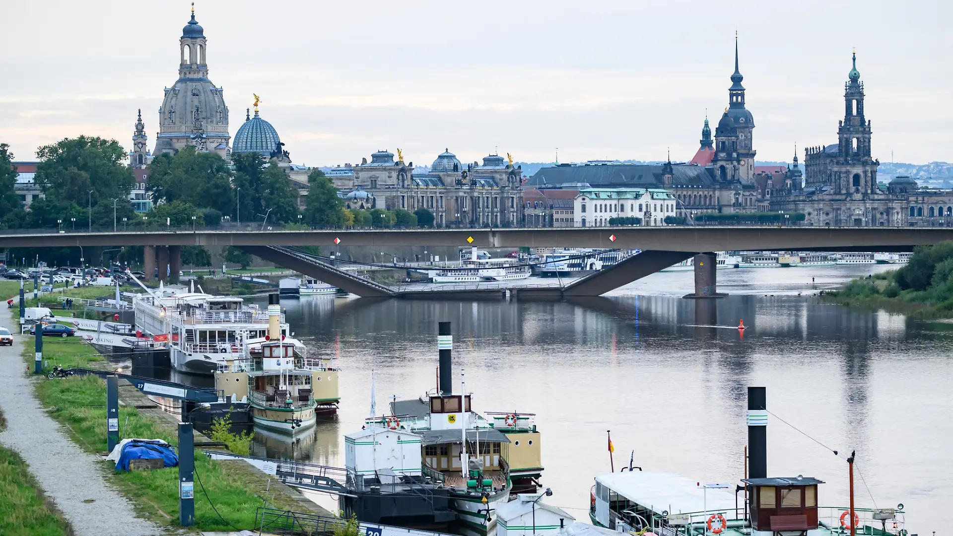 Der westliche Brückenzug liegt zum Teil in der Elbe.