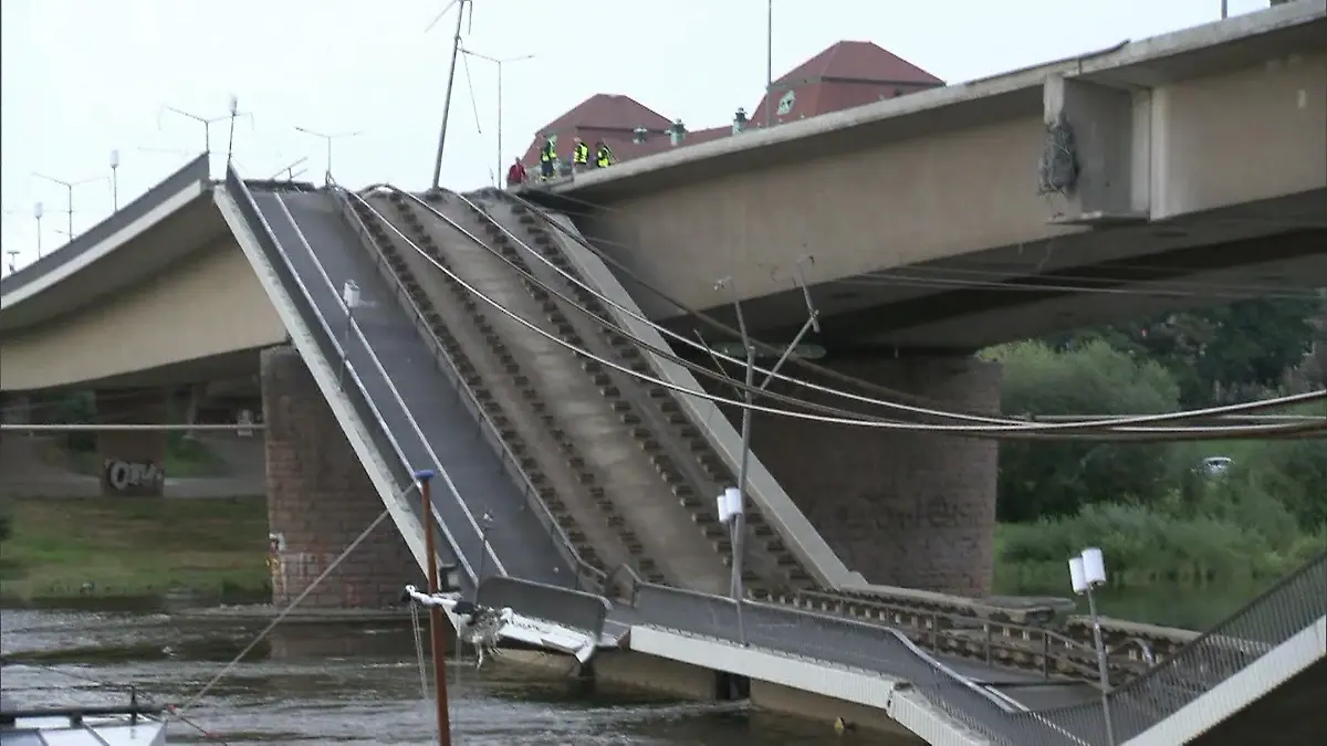 Dresden entgeht nur knapp einer Katastrophe: Brückeneinsturz Teile der Carolabrücke in der Elbe