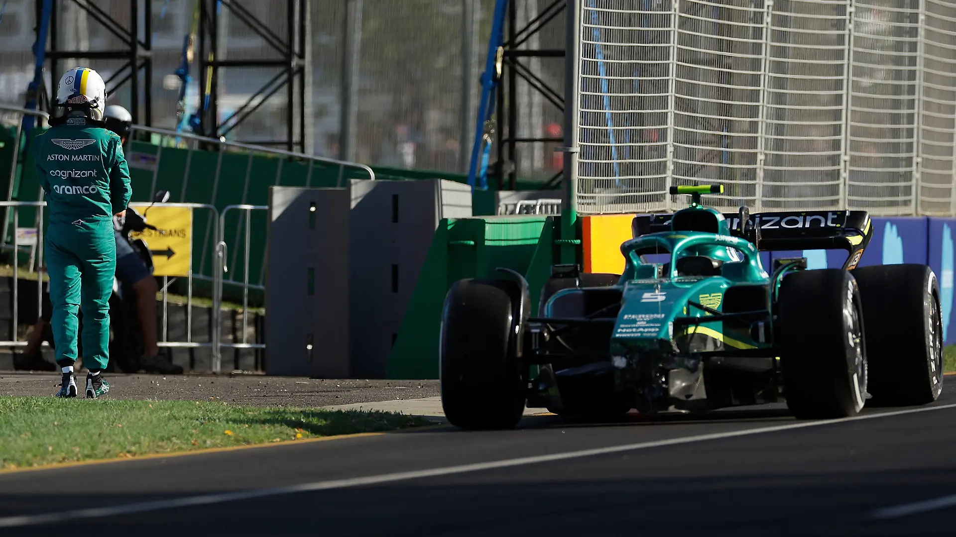 FORMULA 1 ROLEX AUSTRALIAN GRAND PRIX 2022 / 10.04.2022, Albert-Park, Melbourne, FORMULA 1 ROLEX AUSTRALIAN GRAND PRIX 2022 , im Bild Ausfall von Sebastian Vettel DEU, Aston Martin Aramco Cognizant Formula One Team *** FORMULA 1 ROLEX AUSTRALIAN GRAND PRIX 2022 10 04 2022, Albert Park, Melbourne, FORMULA 1 ROLEX AUSTRALIAN GRAND PRIX 2022 , in the picture failure of Sebastian Vettel DEU , Aston Martin Aramco Cognizant Formula One Team nordphotoxGmbHx/xBratic nph00250