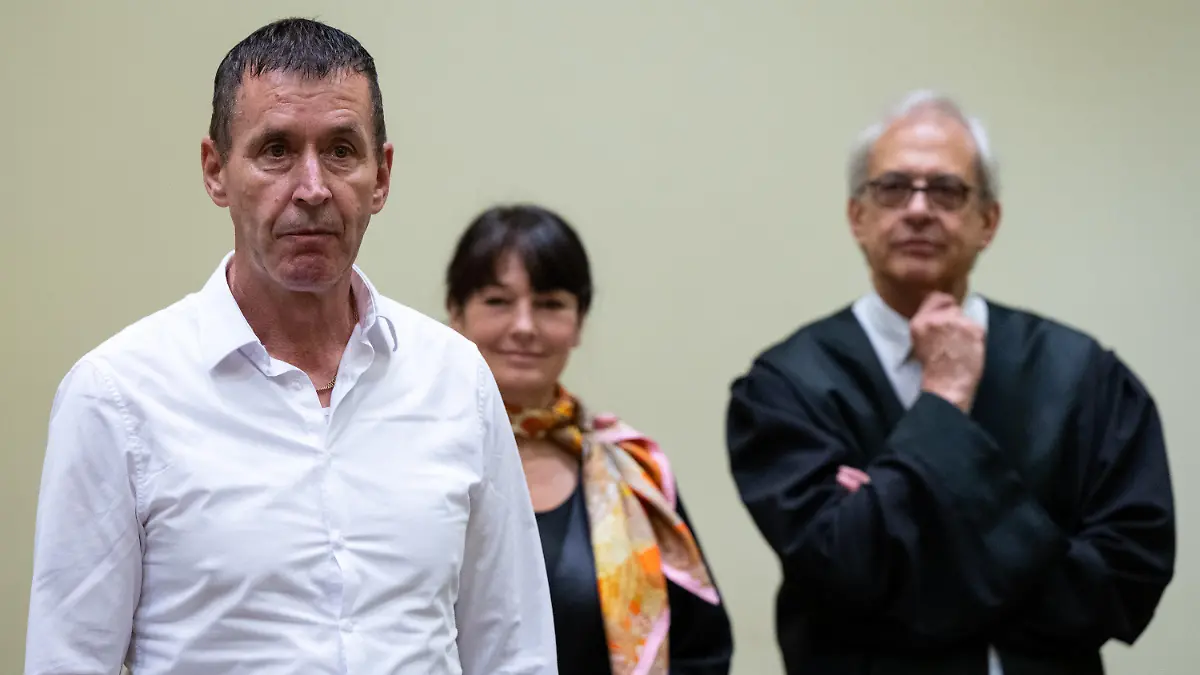 03.07.2023, Bayern, München: Manfred Genditzki (l) steht vor Prozessbeginn im Wiederaufnahmeverfahren um den sogenannten Badewannen-Mordfall zusammen mit seinen Anwälten Regina Rick (M) und Klaus Wittmann im Gerichtssaal. Das Landgericht München II hatte Genditzki 2010 wegen Mordes zu einer lebenslangen Gefängnisstrafe verurteilt. Er wurde im August 2022 nach 4912 Tagen aus der Haft entlassen, weil es erhebliche Zweifel daran gibt, dass er den Mord tatsächlich begangen hat. Foto: Sven Hoppe/dpa +++ dpa-Bildfunk +++
