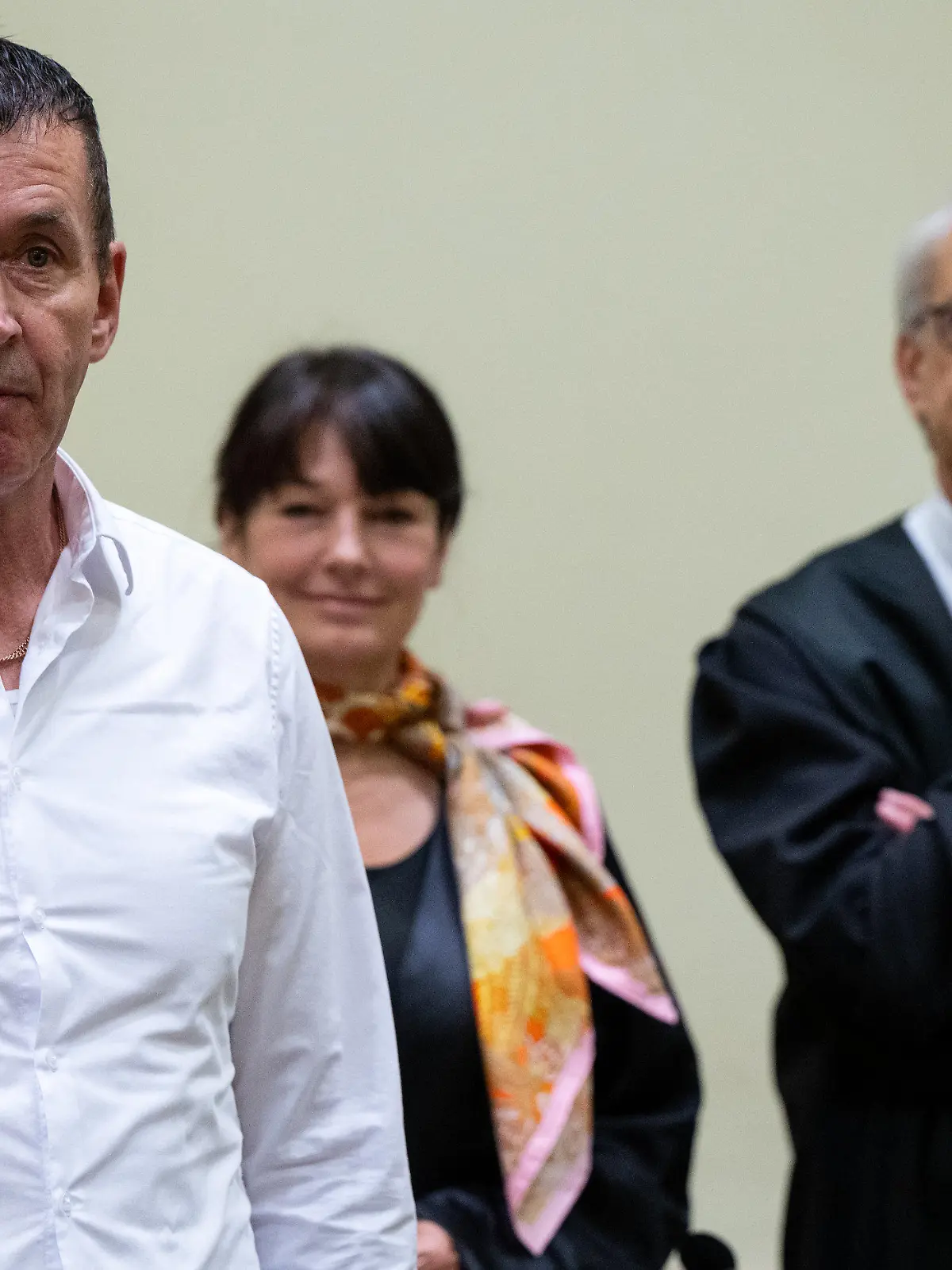 03.07.2023, Bayern, München: Manfred Genditzki (l) steht vor Prozessbeginn im Wiederaufnahmeverfahren um den sogenannten Badewannen-Mordfall zusammen mit seinen Anwälten Regina Rick (M) und Klaus Wittmann im Gerichtssaal. Das Landgericht München II hatte Genditzki 2010 wegen Mordes zu einer lebenslangen Gefängnisstrafe verurteilt. Er wurde im August 2022 nach 4912 Tagen aus der Haft entlassen, weil es erhebliche Zweifel daran gibt, dass er den Mord tatsächlich begangen hat. Foto: Sven Hoppe/dpa +++ dpa-Bildfunk +++