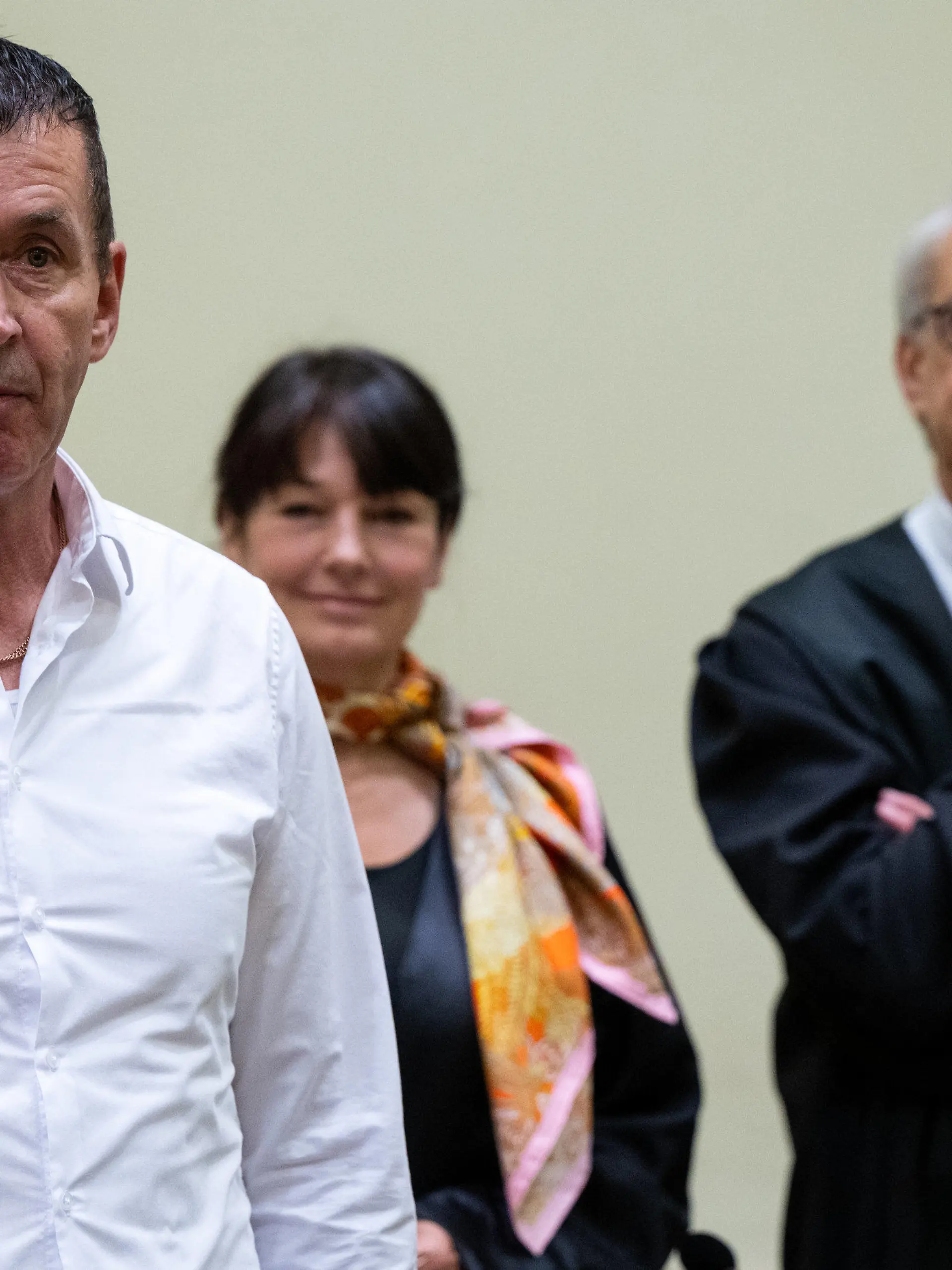 03.07.2023, Bayern, München: Manfred Genditzki (l) steht vor Prozessbeginn im Wiederaufnahmeverfahren um den sogenannten Badewannen-Mordfall zusammen mit seinen Anwälten Regina Rick (M) und Klaus Wittmann im Gerichtssaal. Das Landgericht München II hatte Genditzki 2010 wegen Mordes zu einer lebenslangen Gefängnisstrafe verurteilt. Er wurde im August 2022 nach 4912 Tagen aus der Haft entlassen, weil es erhebliche Zweifel daran gibt, dass er den Mord tatsächlich begangen hat. Foto: Sven Hoppe/dpa +++ dpa-Bildfunk +++