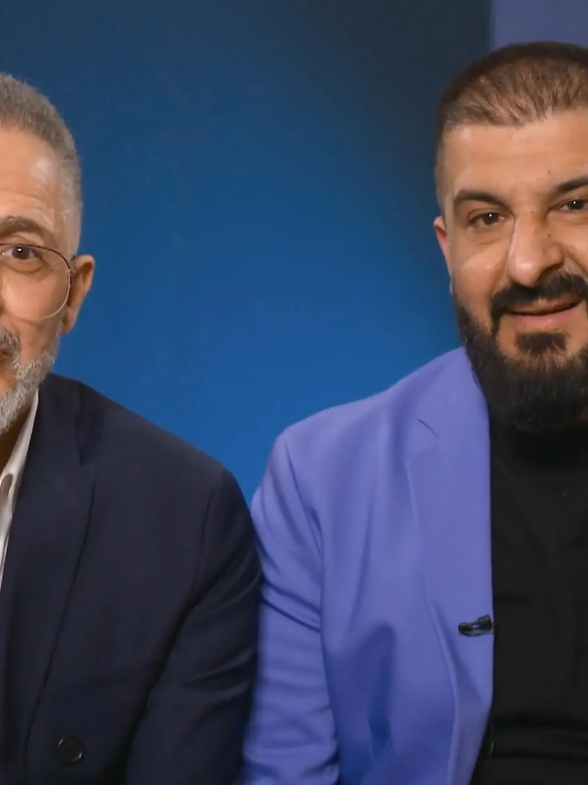 Bild zu: "Die Kleider werden beschnuppert"