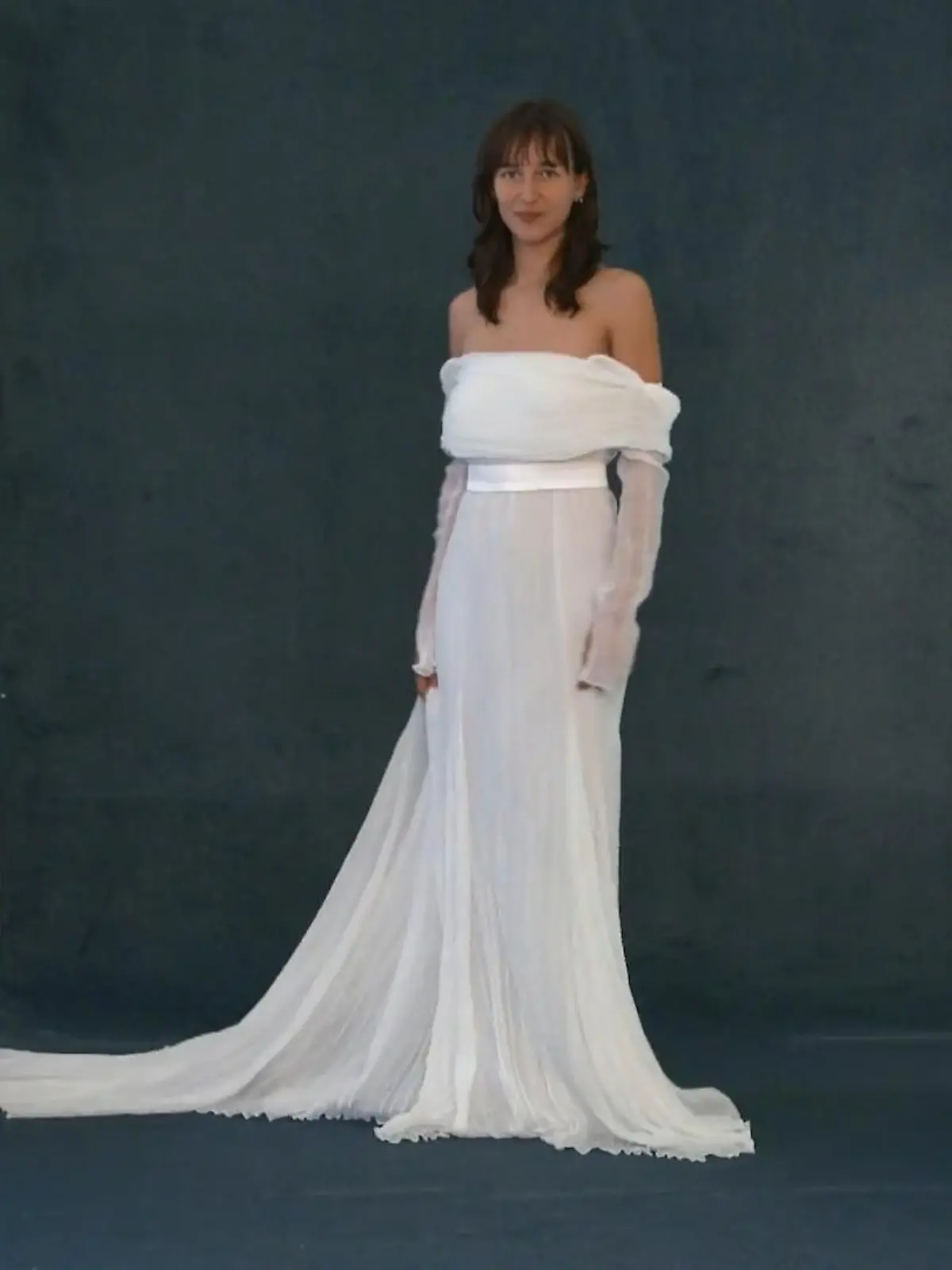 Bild zu: "Braut Lara probiert ihr erstes Kleid an"