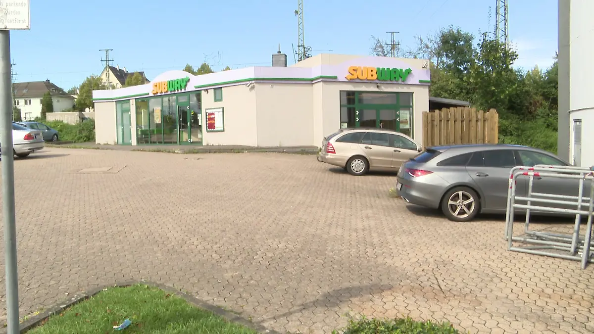 Im Bereich dieser Subway-Filiale in Herford soll die Gruppenvergewaltigung stattgefunden haben.