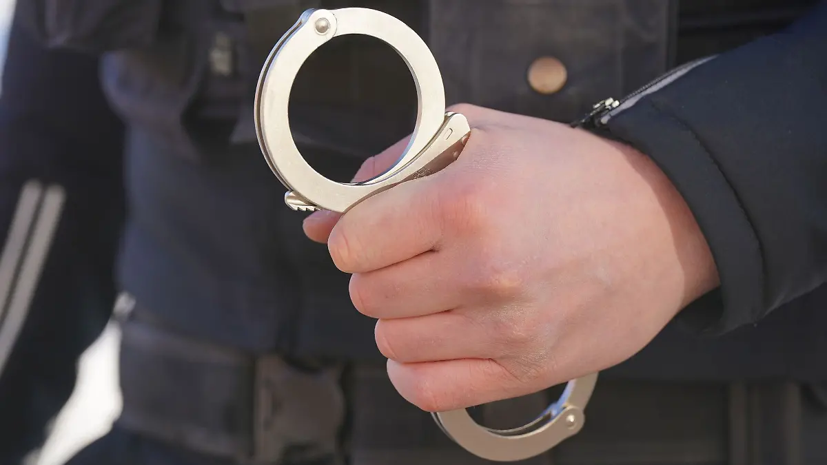 Der 19-Jährige wurde am Dienstag festgenommen und einer Haftrichterin vorgeführt. (Symbolbild)