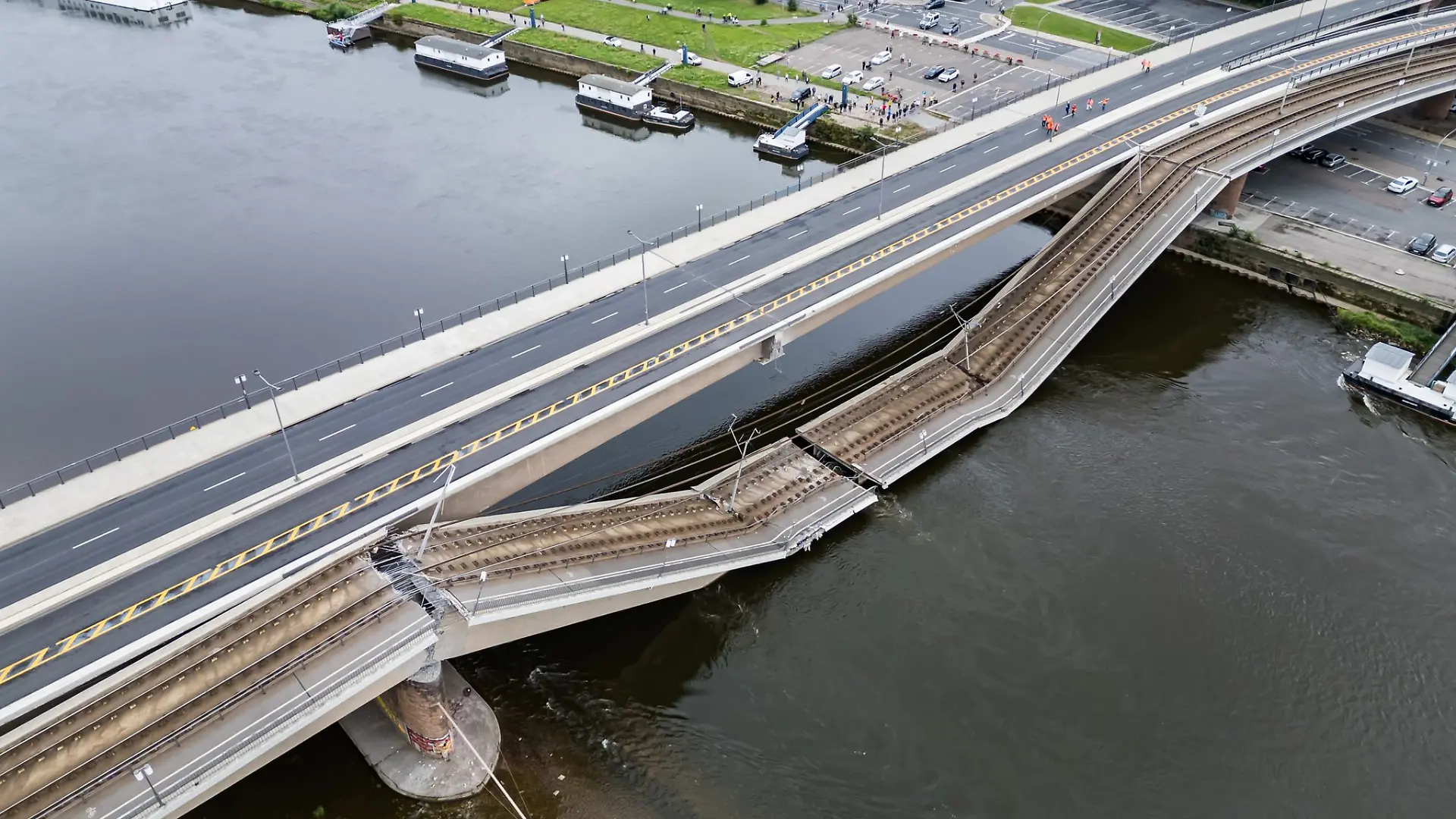 Weitere Teile der Brücke gelten als einsturzgefährdet.