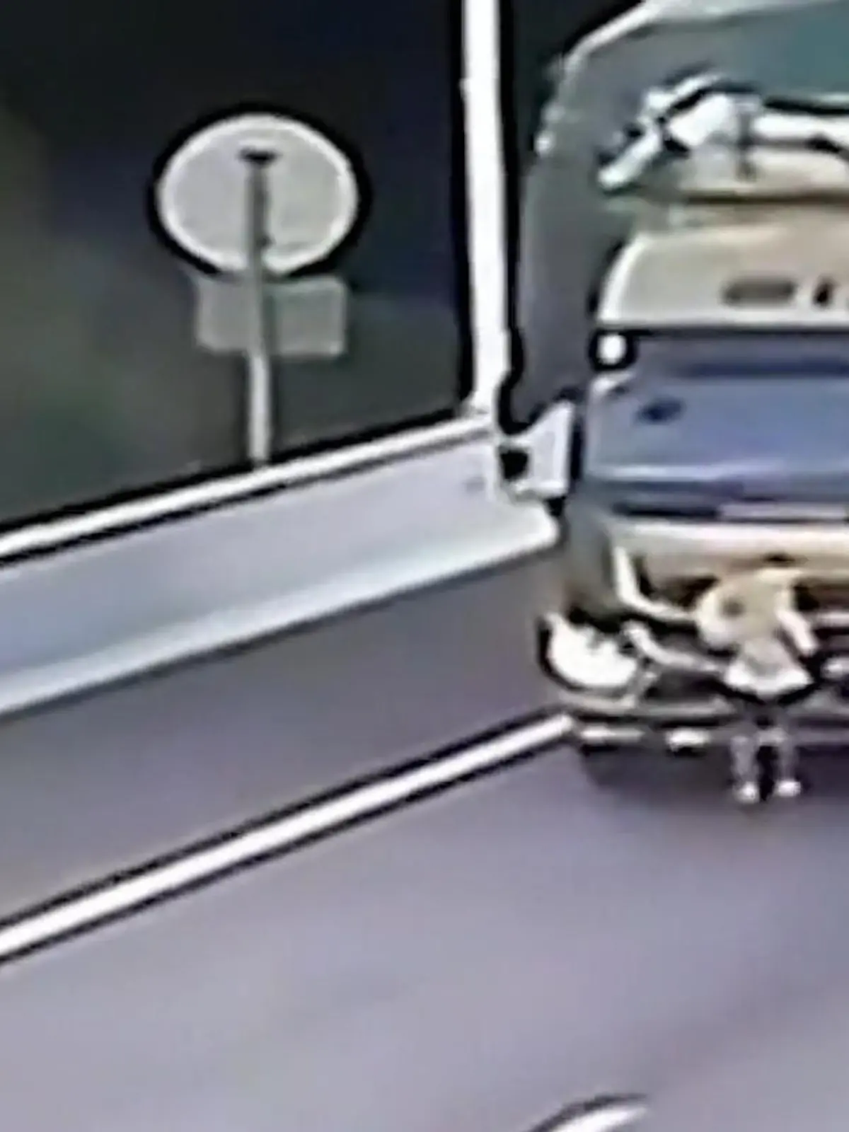 Die Lkw-Fahrer wollen die Überwachungskamera austricksen.