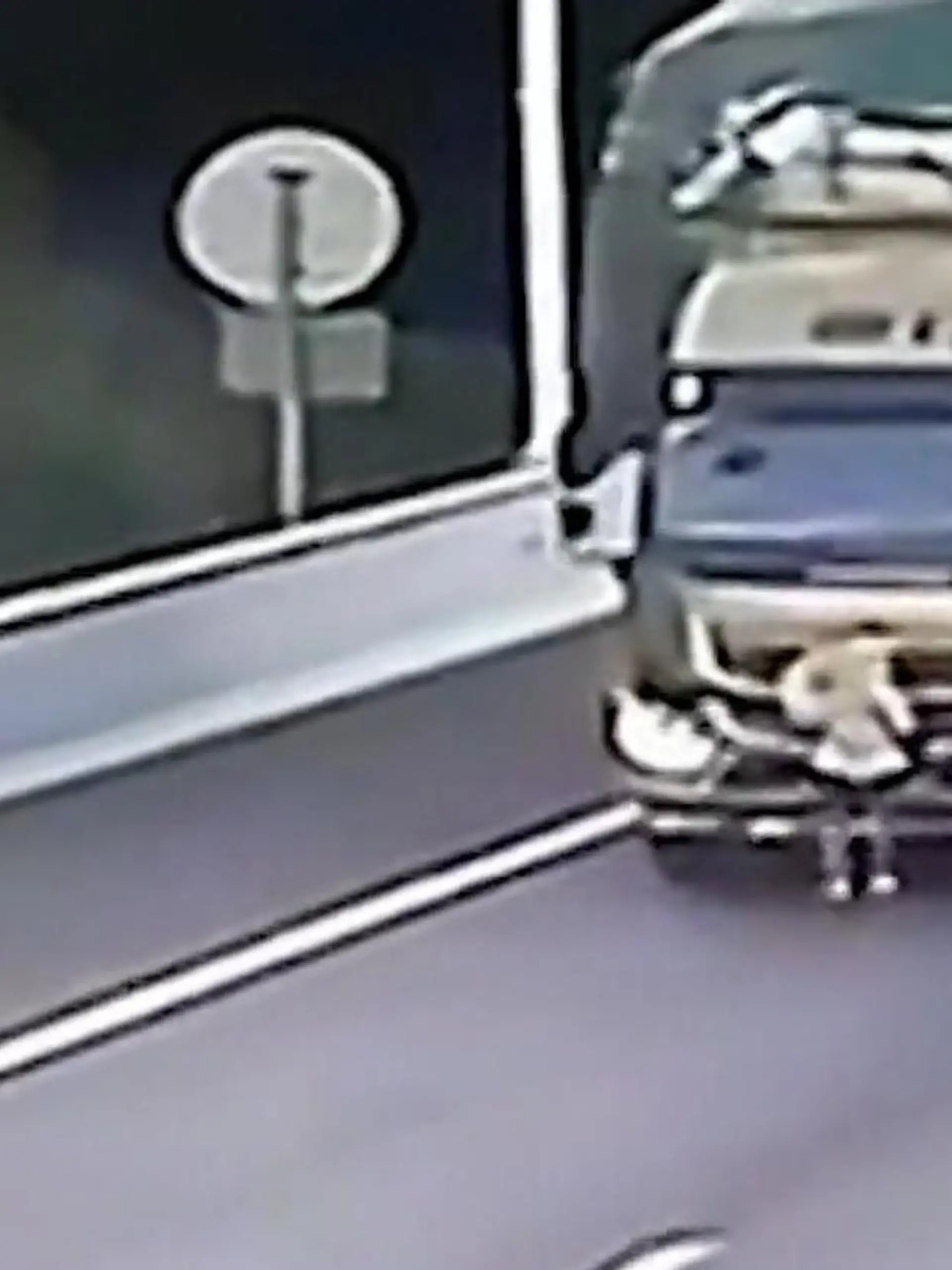 Die Lkw-Fahrer wollen die Überwachungskamera austricksen.