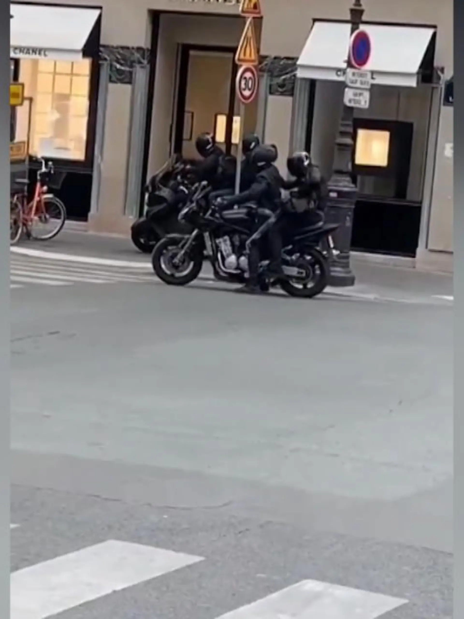 Es soll wohl keine 10 Minuten gedauert haben: In Paris haben Unbekannte eine Chanel-Boutique ausgeraubt. Mitten am Tag ist eine Gruppe bewaffneter Männer in das Luxus-Geschäft gestürmt. Nach dem Raub eilten sie mit Motorrädern davon. Bei dem Vorfall wurde niemand verletzt, so die Polizei am Donnerstag. Welchen Wert die erbeuteten Schmuckstücke haben, ist derzeit noch unklar. Die Beamten fahnden nun nach den Räubern.