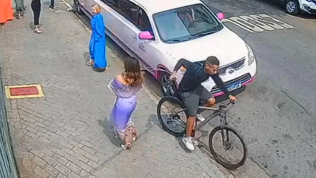 Sänger macht Fotos – Dreister Dieb überwältigt TV-Star Er hat die Überwachungskamera nicht gesehen!