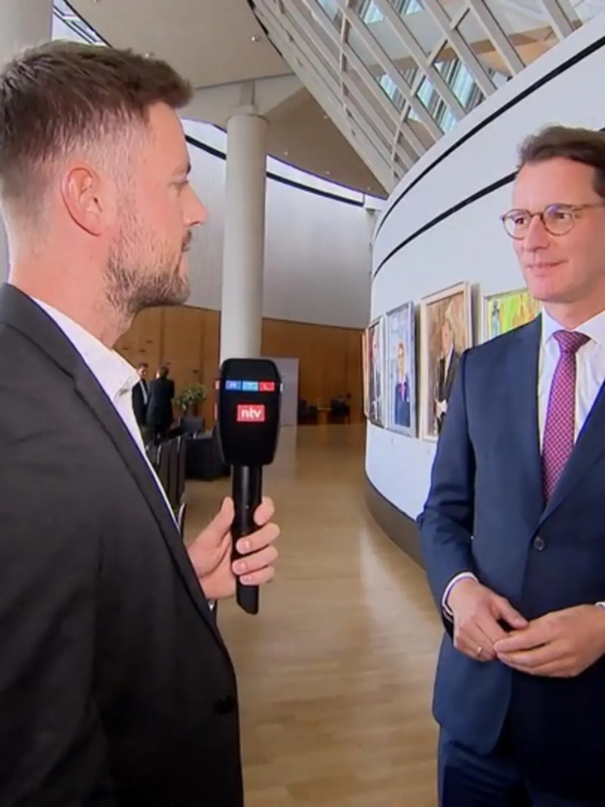 Bild zu: "NRW-Ministerpräsident Wüst im Gespräch"