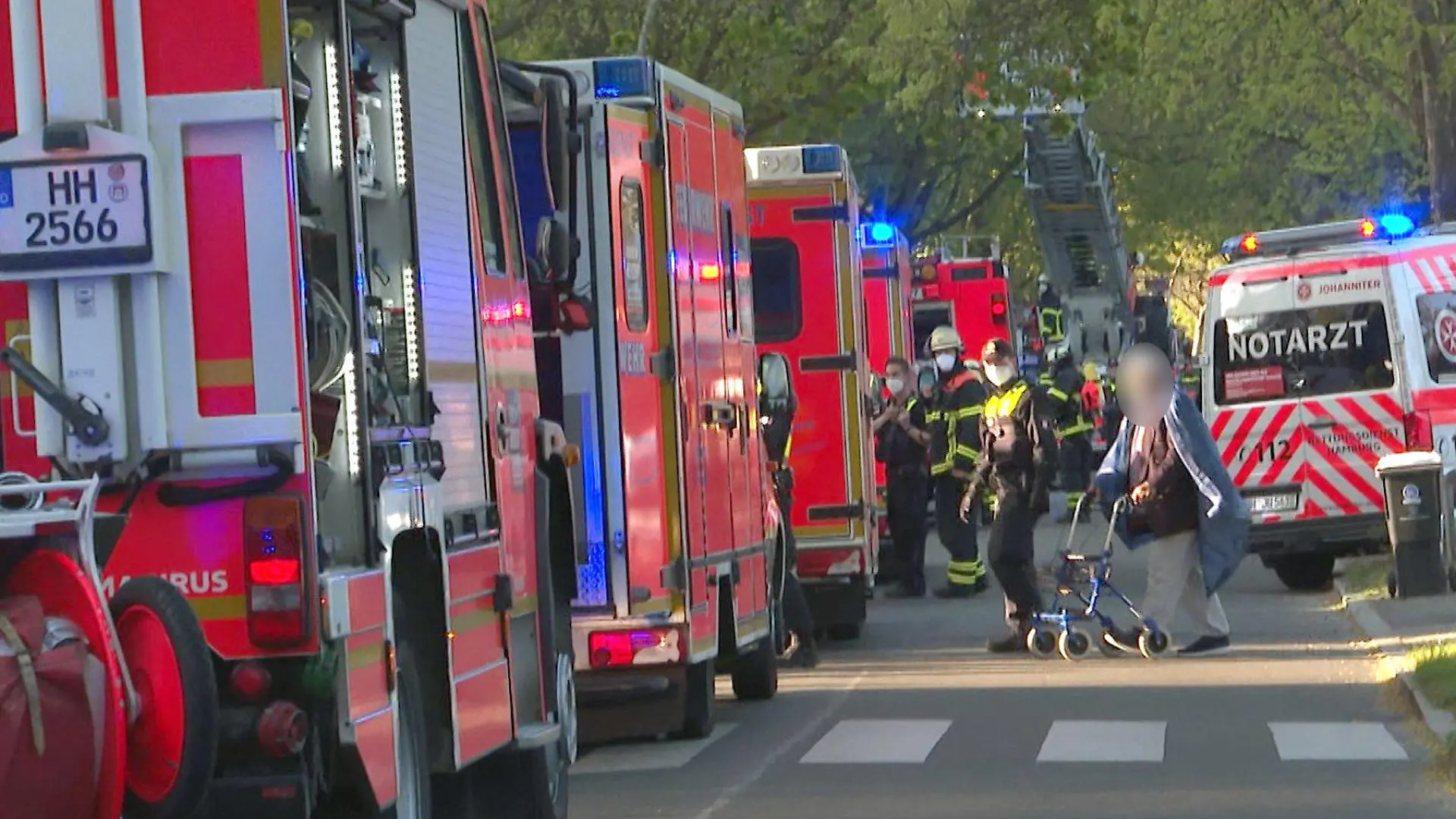 03.05.2022, Hamburg: Das Standbild aus einem Video zeigt Feuerwehrleute, die sich um Bewohner eines Pflegeheims kümmern, in dem ein Brand ausgebrochen war. Dabei wurden mehrere Menschen verletzt. Zehn Menschen wurden ins Krankenhaus gebracht, wie ein Sprecher der Polizei am späten Abend sagte. 60 Personen mussten das Gebäude verlassen. Die die Ursache des Brandes waren zunächst unklar. Foto: ---/TNN/dpa +++ dpa-Bildfunk +++