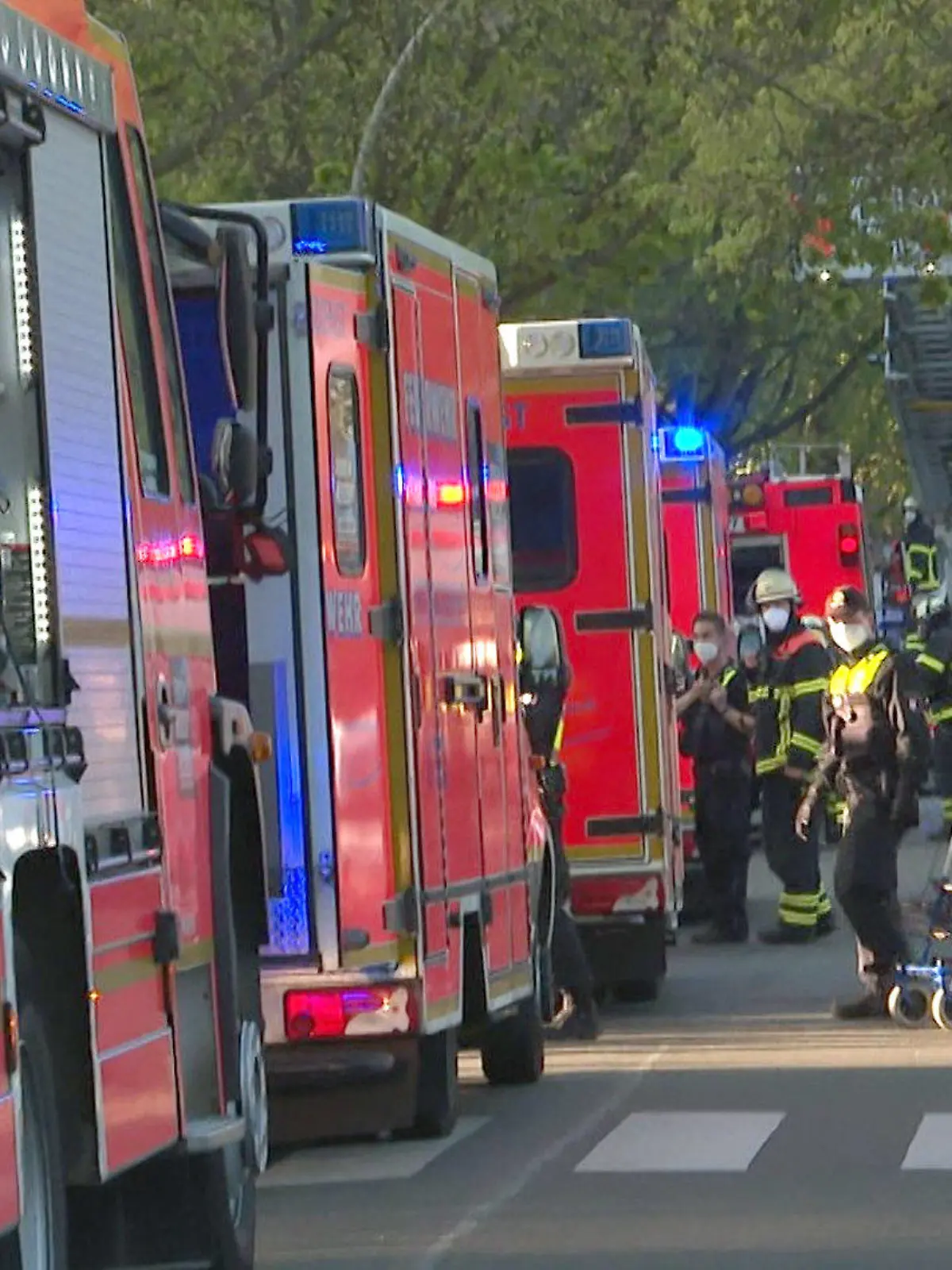 03.05.2022, Hamburg: Das Standbild aus einem Video zeigt Feuerwehrleute, die sich um Bewohner eines Pflegeheims kümmern, in dem ein Brand ausgebrochen war. Dabei wurden mehrere Menschen verletzt. Zehn Menschen wurden ins Krankenhaus gebracht, wie ein Sprecher der Polizei am späten Abend sagte. 60 Personen mussten das Gebäude verlassen. Die die Ursache des Brandes waren zunächst unklar. Foto: ---/TNN/dpa +++ dpa-Bildfunk +++
