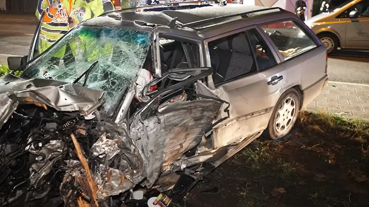 Das völlig zerstörte Autowrack.