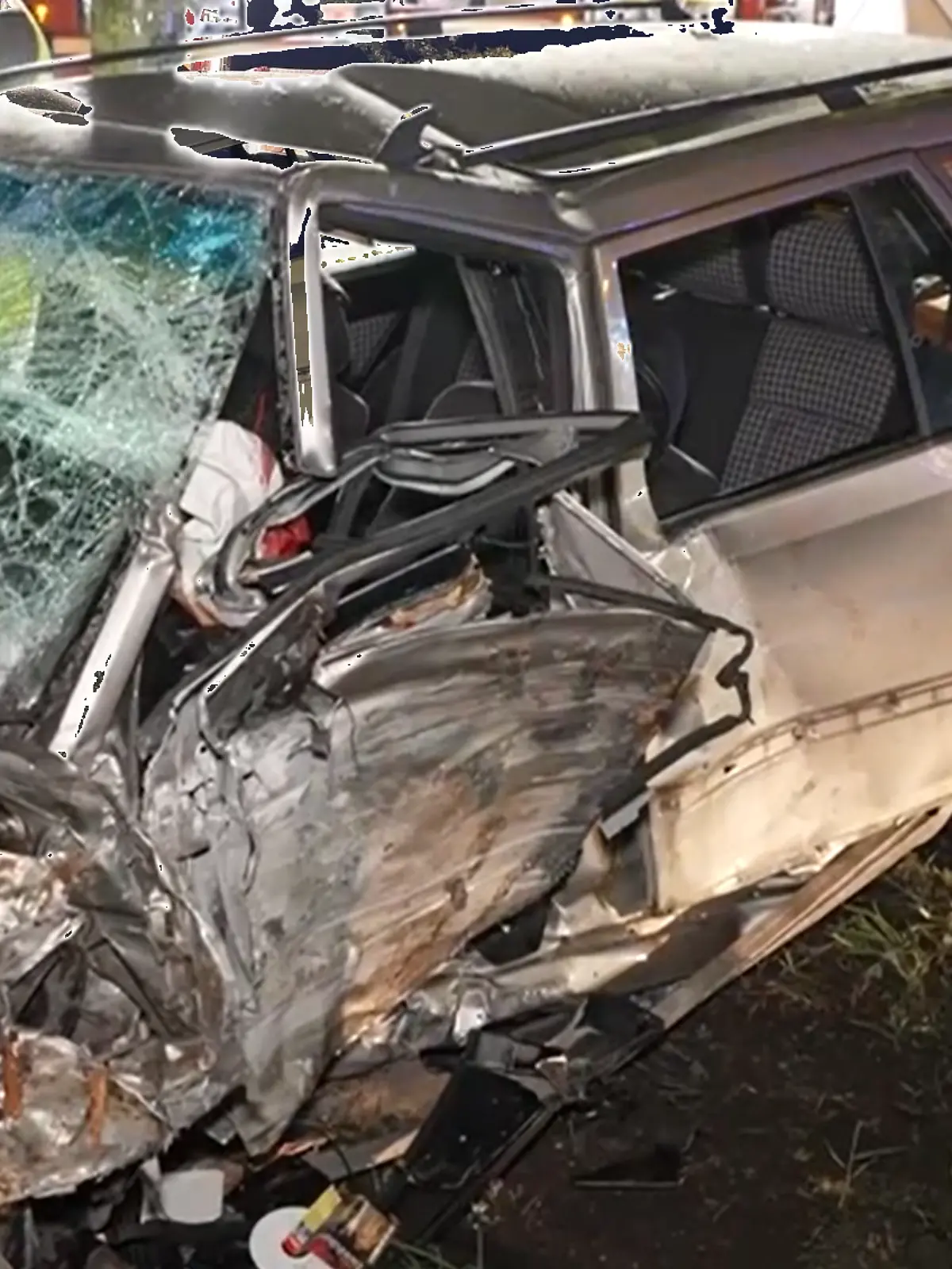 Das völlig zerstörte Autowrack.